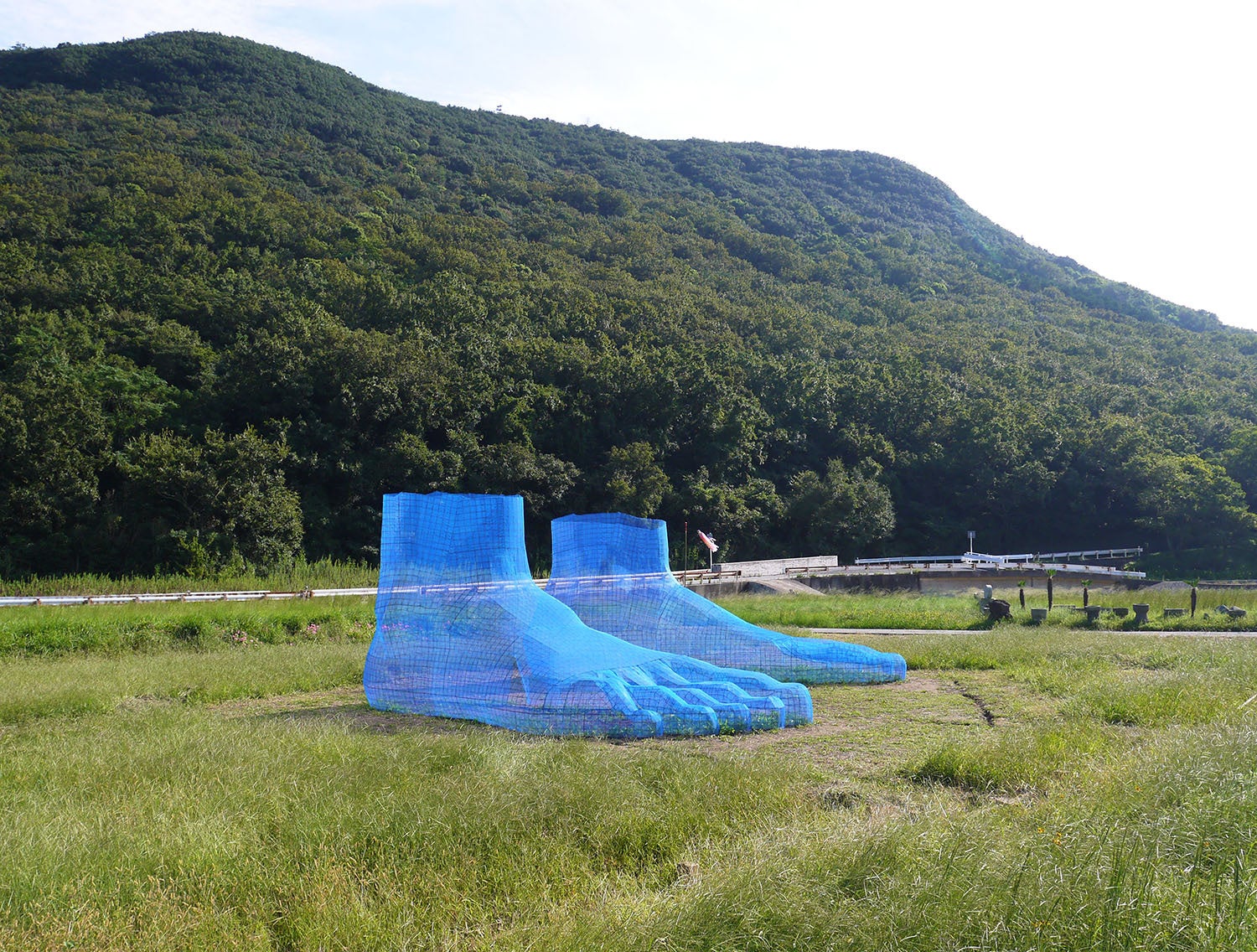 「泥足」2015-16年 360×620×790cm 鉄、防風ネット