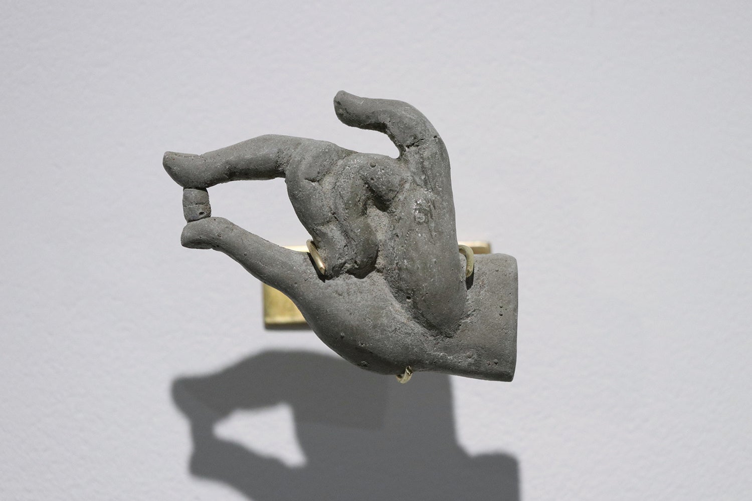 「Street Amulets - Hand / ストリートアミュレット 手」2022年 60×70mm セメント、真鍮