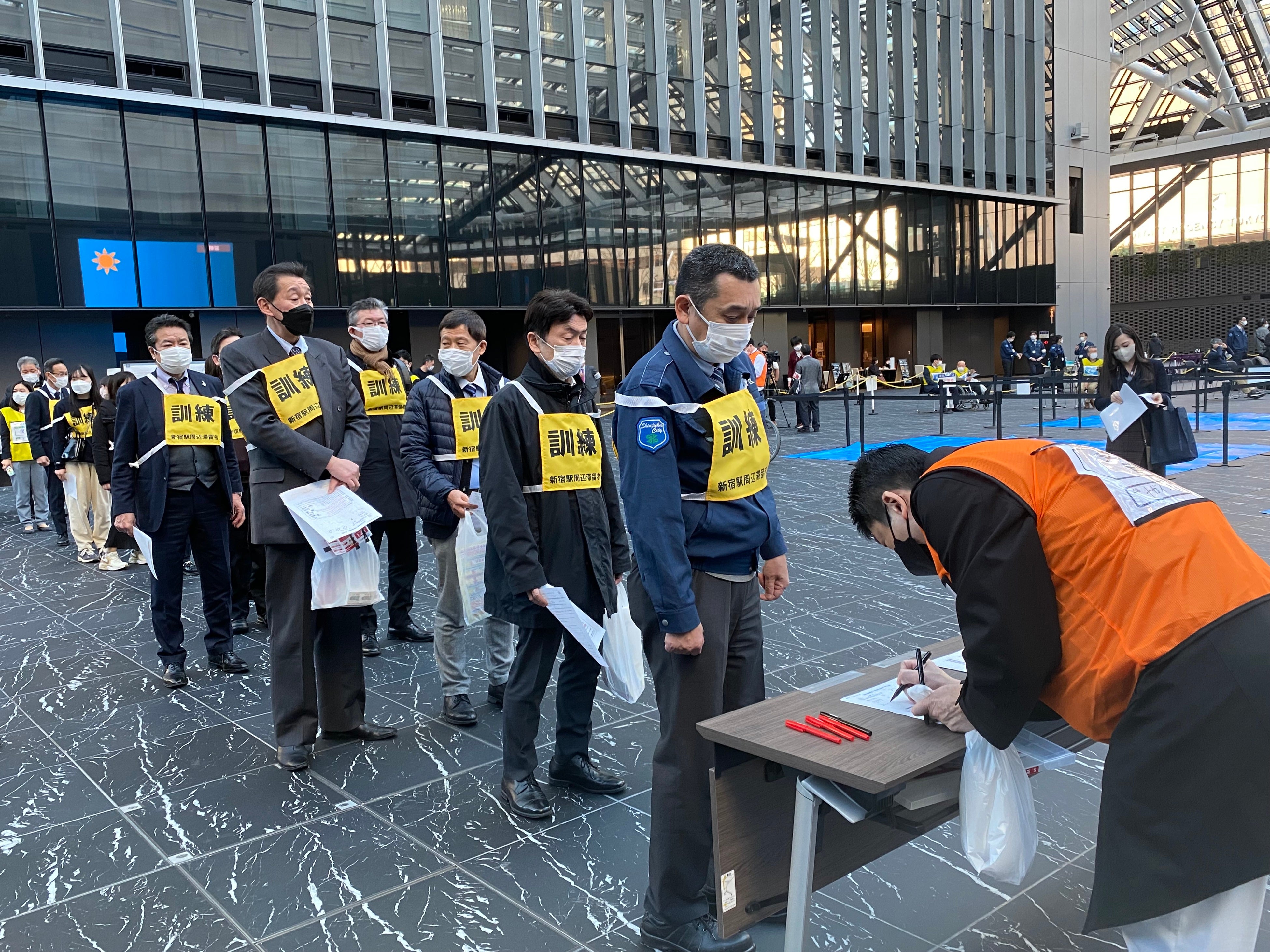 三角広場 一時滞在施設運営実動訓練の様子