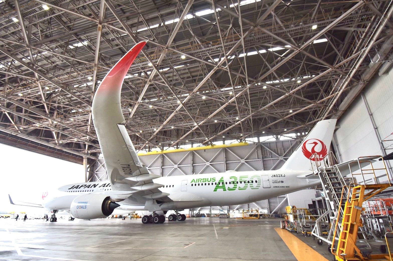 ※格納庫での航空機見学イメージ(見学当日、整備状況により格納庫に航空機がない場合がございます)