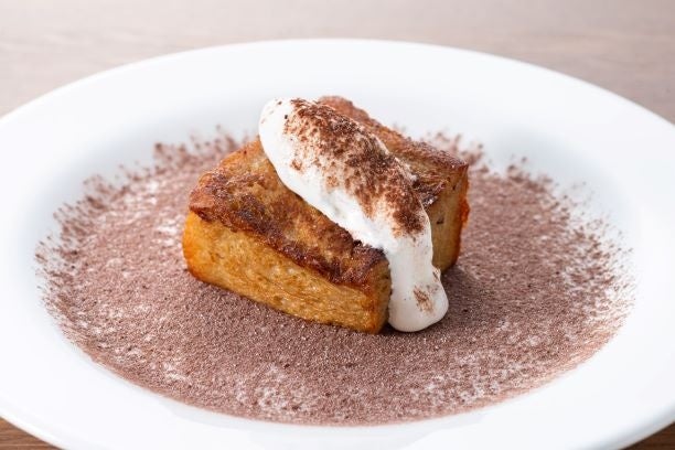 「オールデイダイニング グランドエール」ご朝食で提供する『黄金のフレンチトースト・ティラミス』