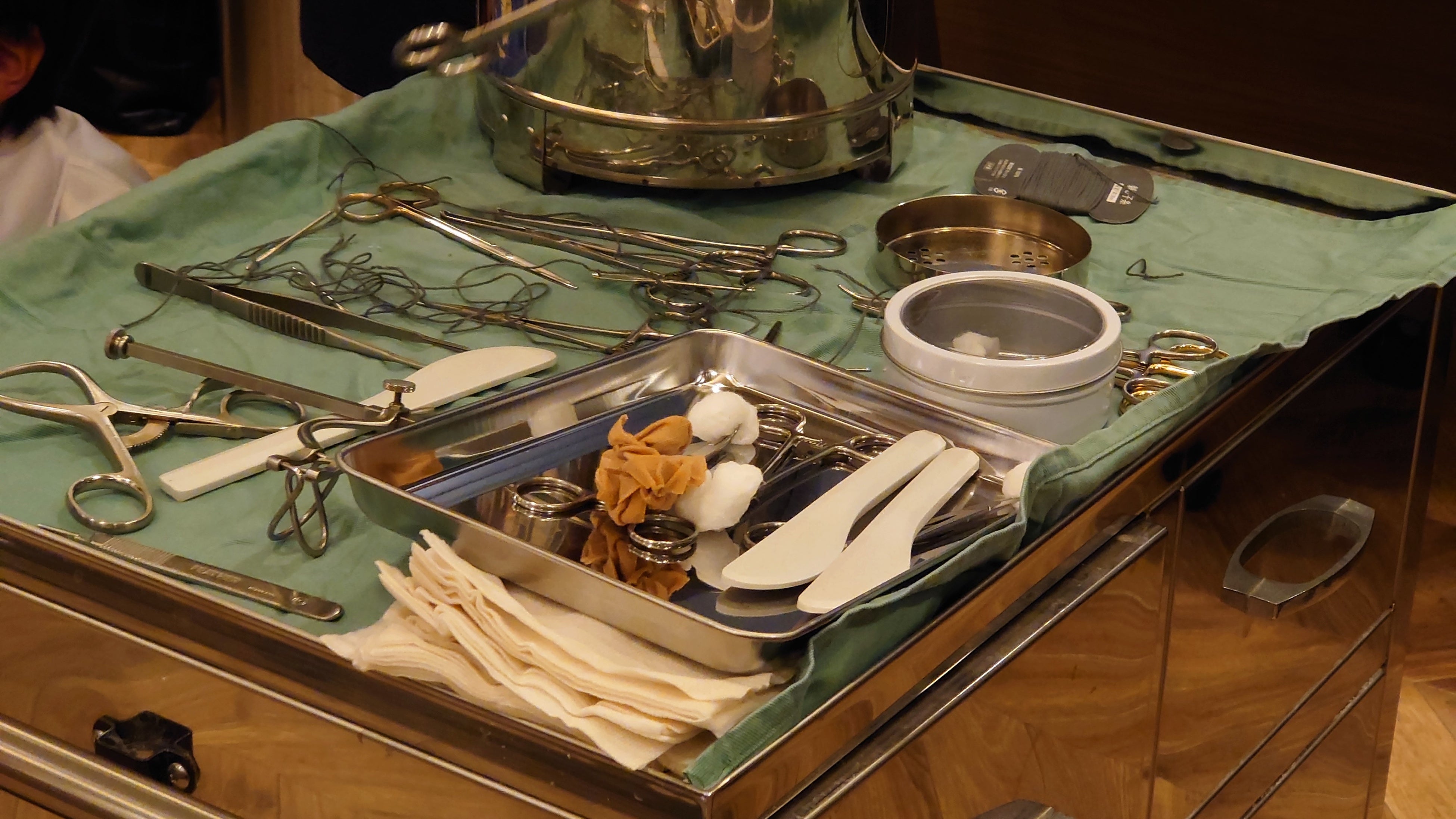 実際の現場さながらの器具を活用してレクチャーを実施