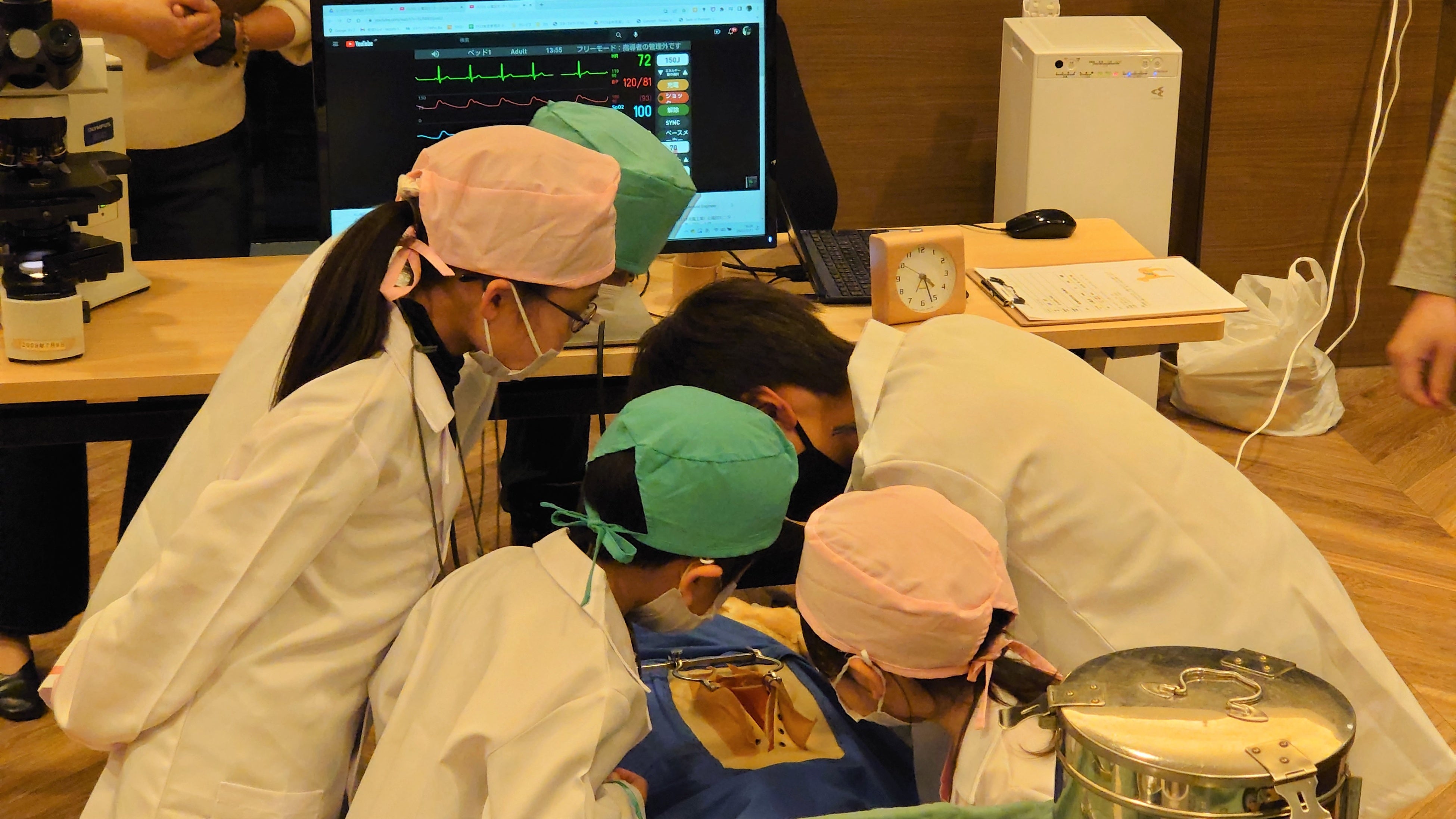 「何が入っているかな？」ワンちゃんのお腹を切開して確認する様子