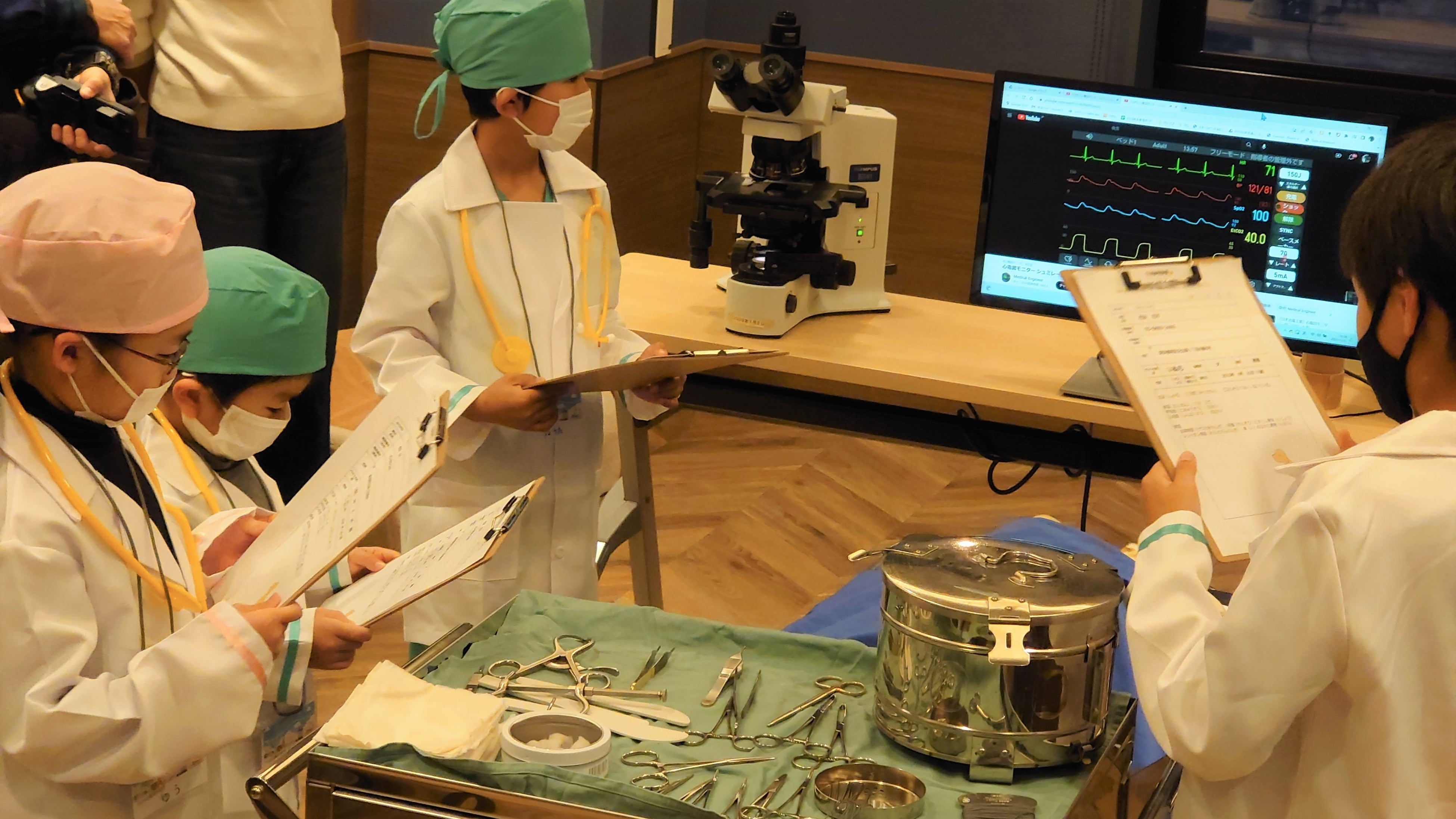 心電図を見ながら問診をする様子