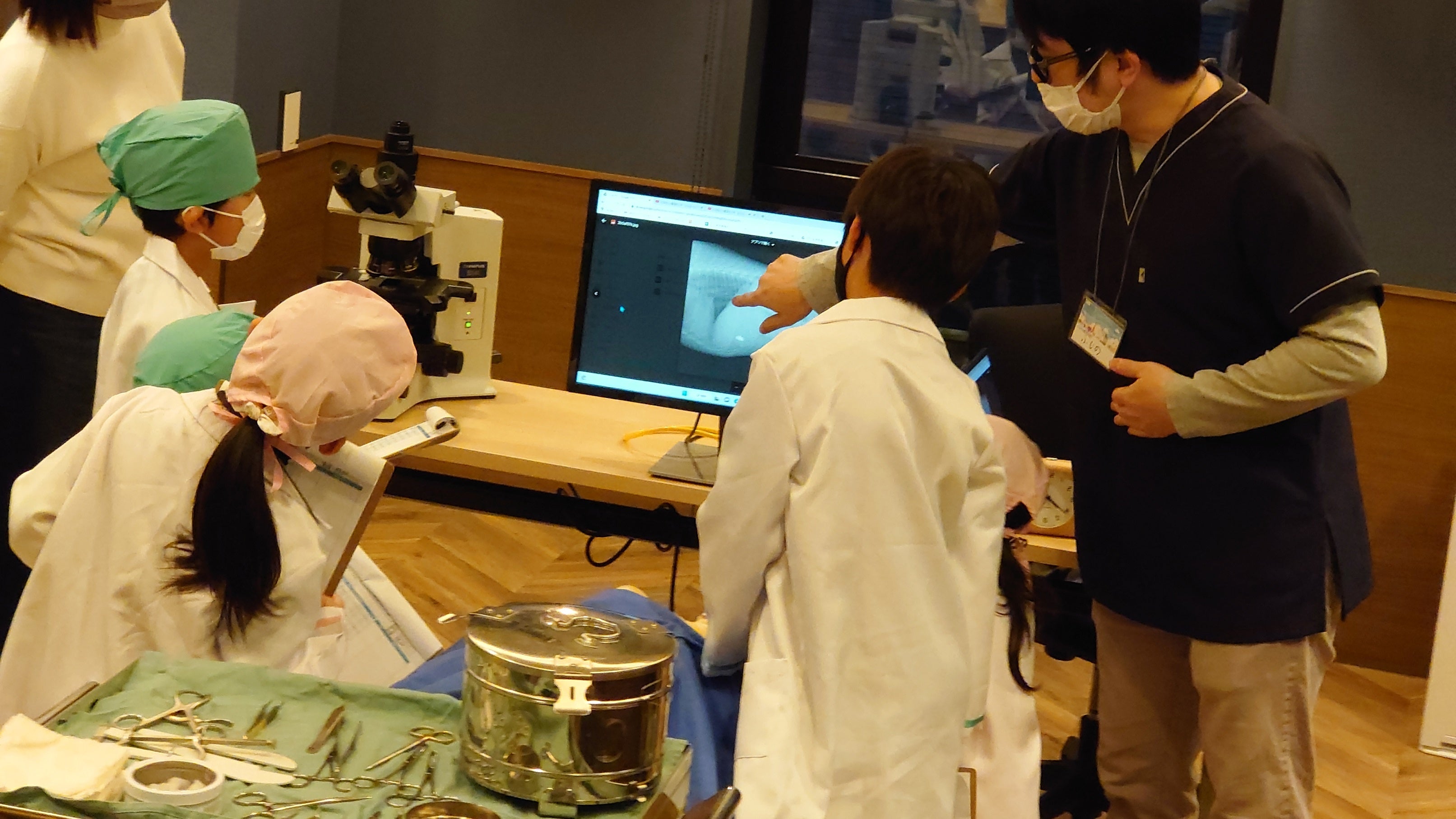 レントゲン写真を見ながらワンちゃんの診断をおこなう様子