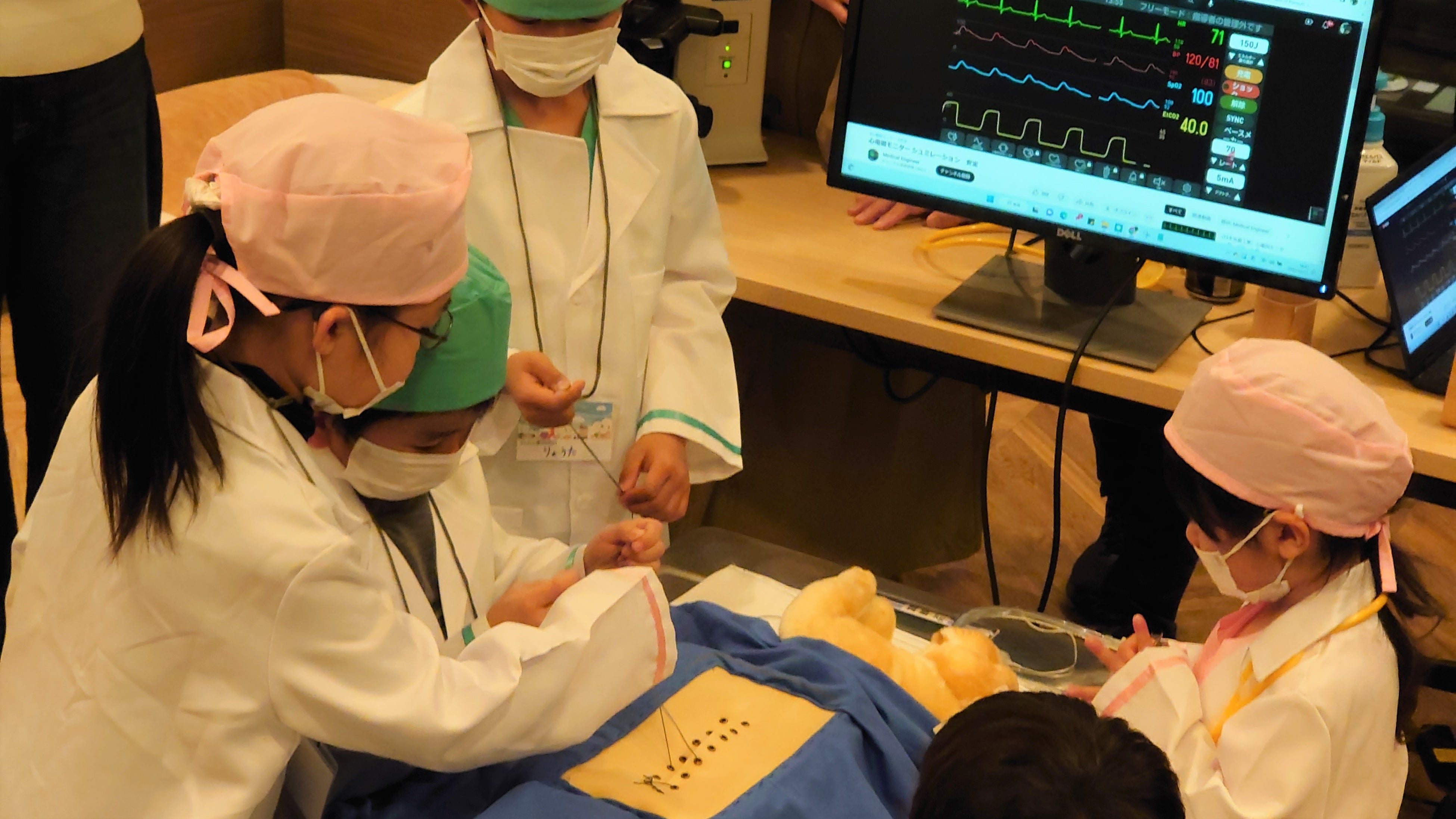 異物を除去したのち、縫合をおこなう様子