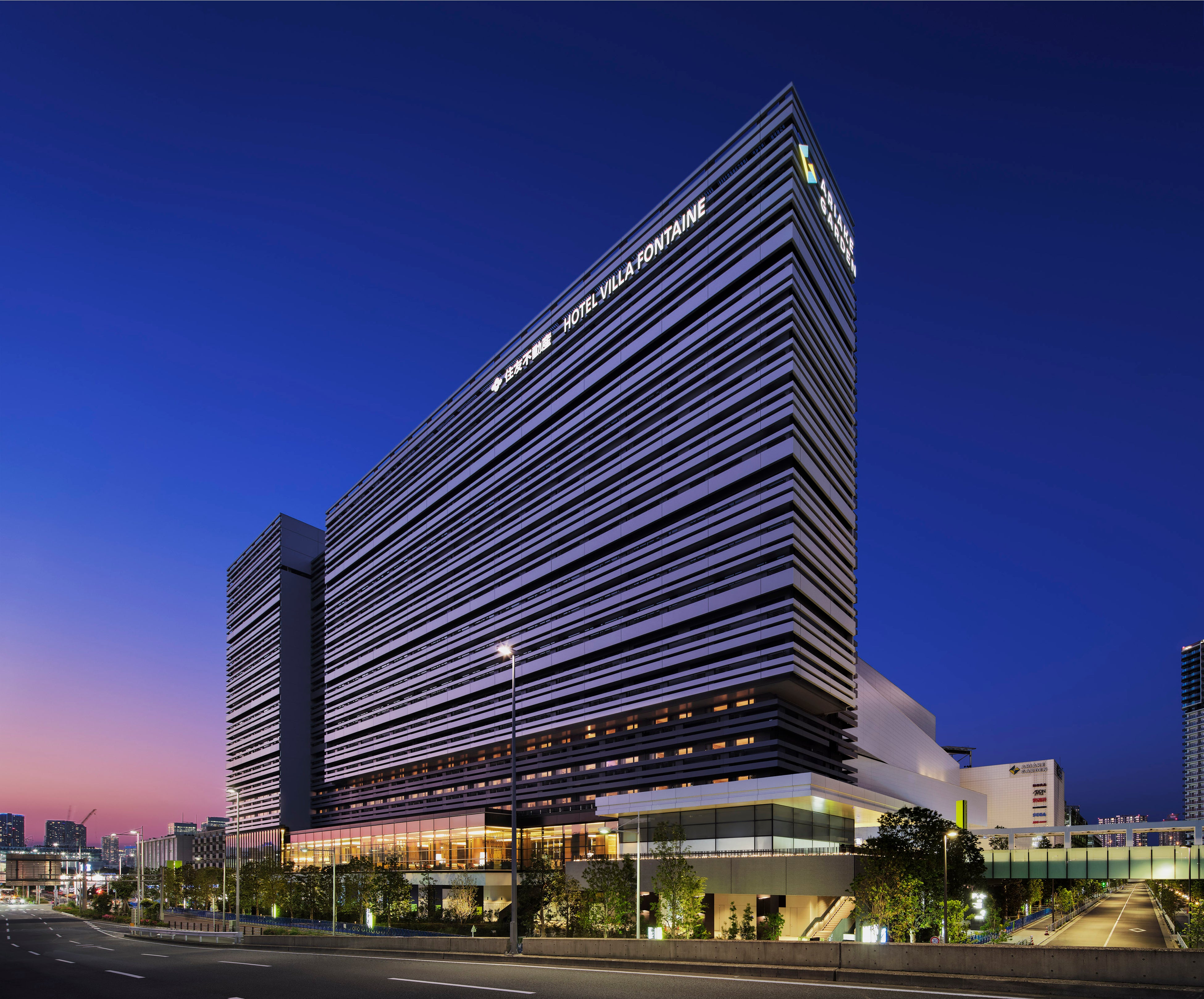 有明ガーデンに位置する湾岸エリアの大型ホテル。最上階の客室を確約する。