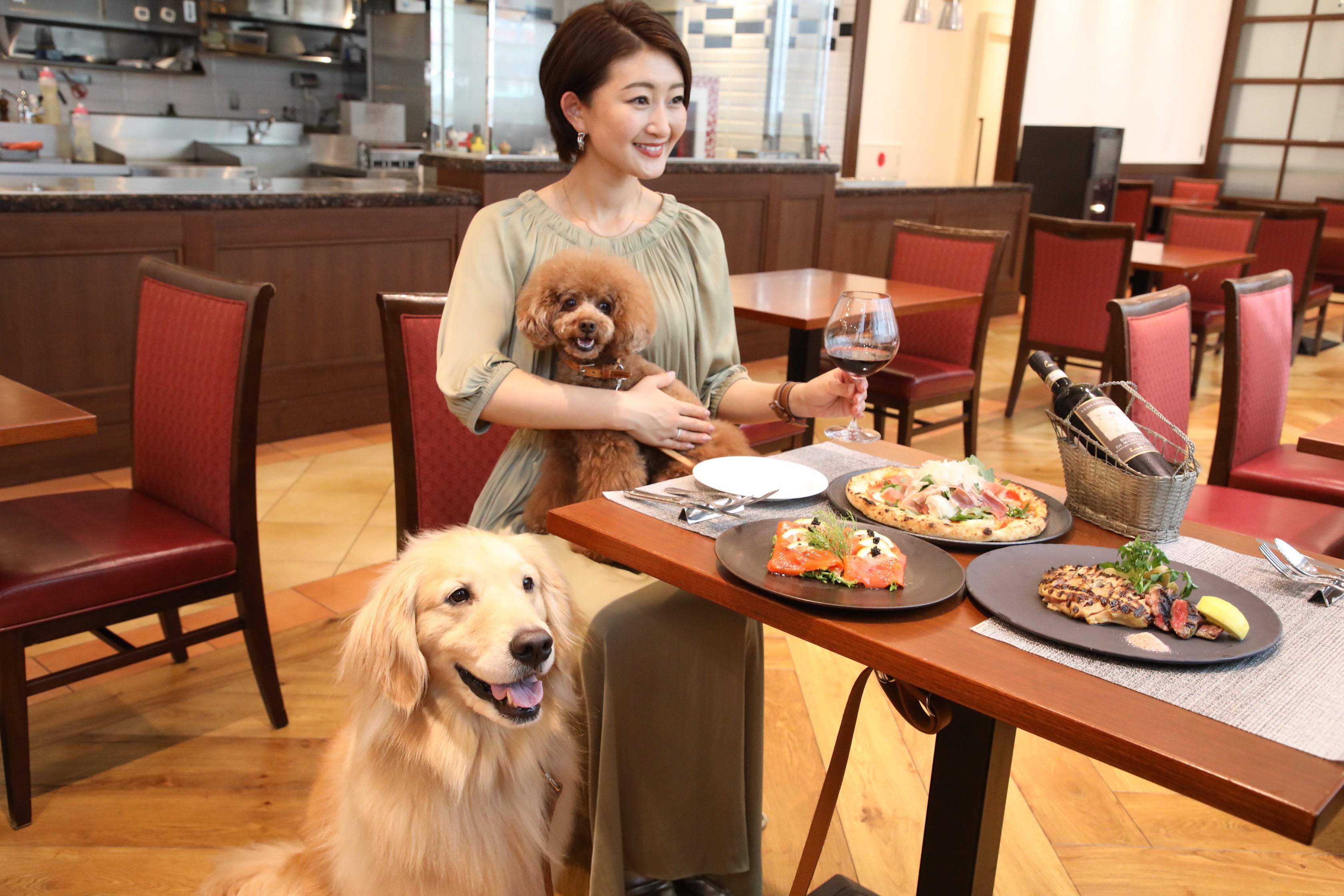 レストランでのお食事イメージ