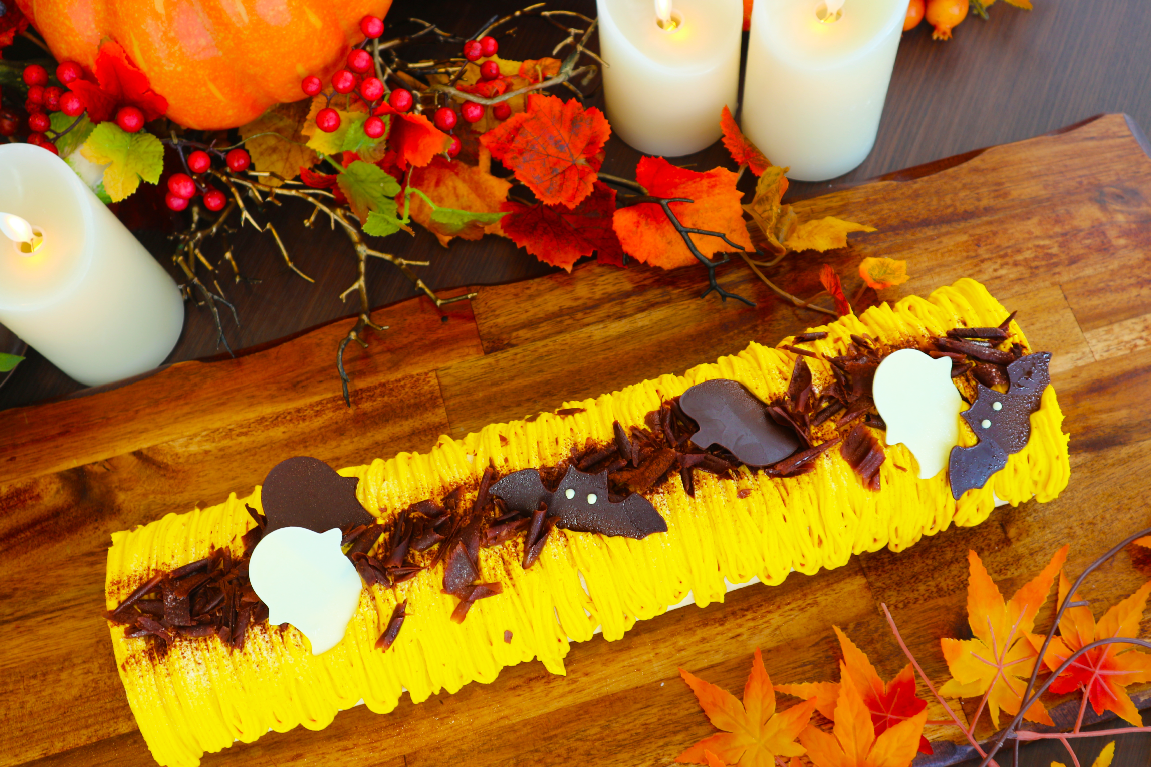 パンプキンロールケーキ　中のクリームはほろ苦いキャラメルクリーム・食感が楽しいナッツ入り。カボチャのクリームでモンブラン状に仕上げました