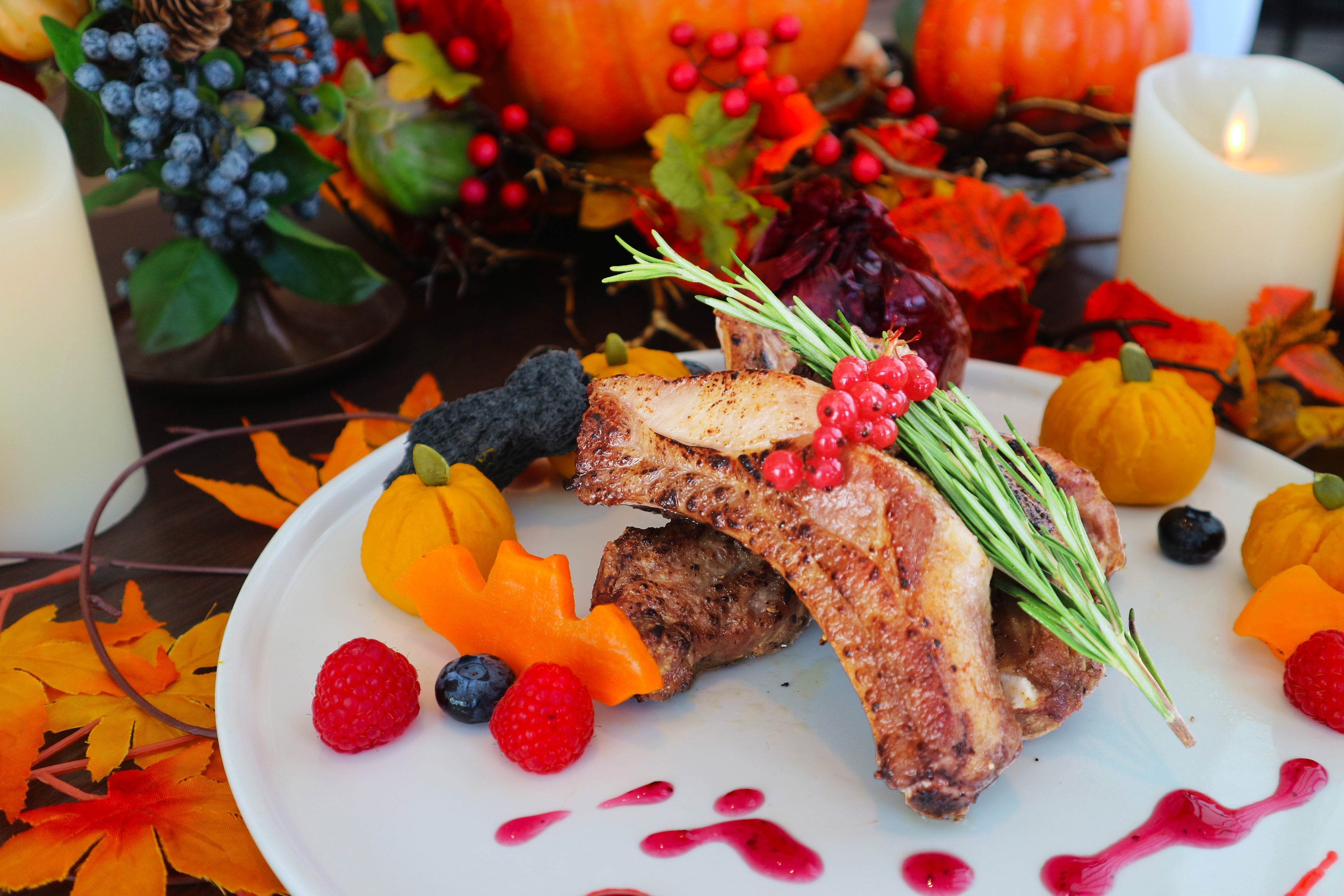 スペアリブのブルーベリーソース　肉の部位は脂肪分が少なく柔らかな「バックリブ」を使用