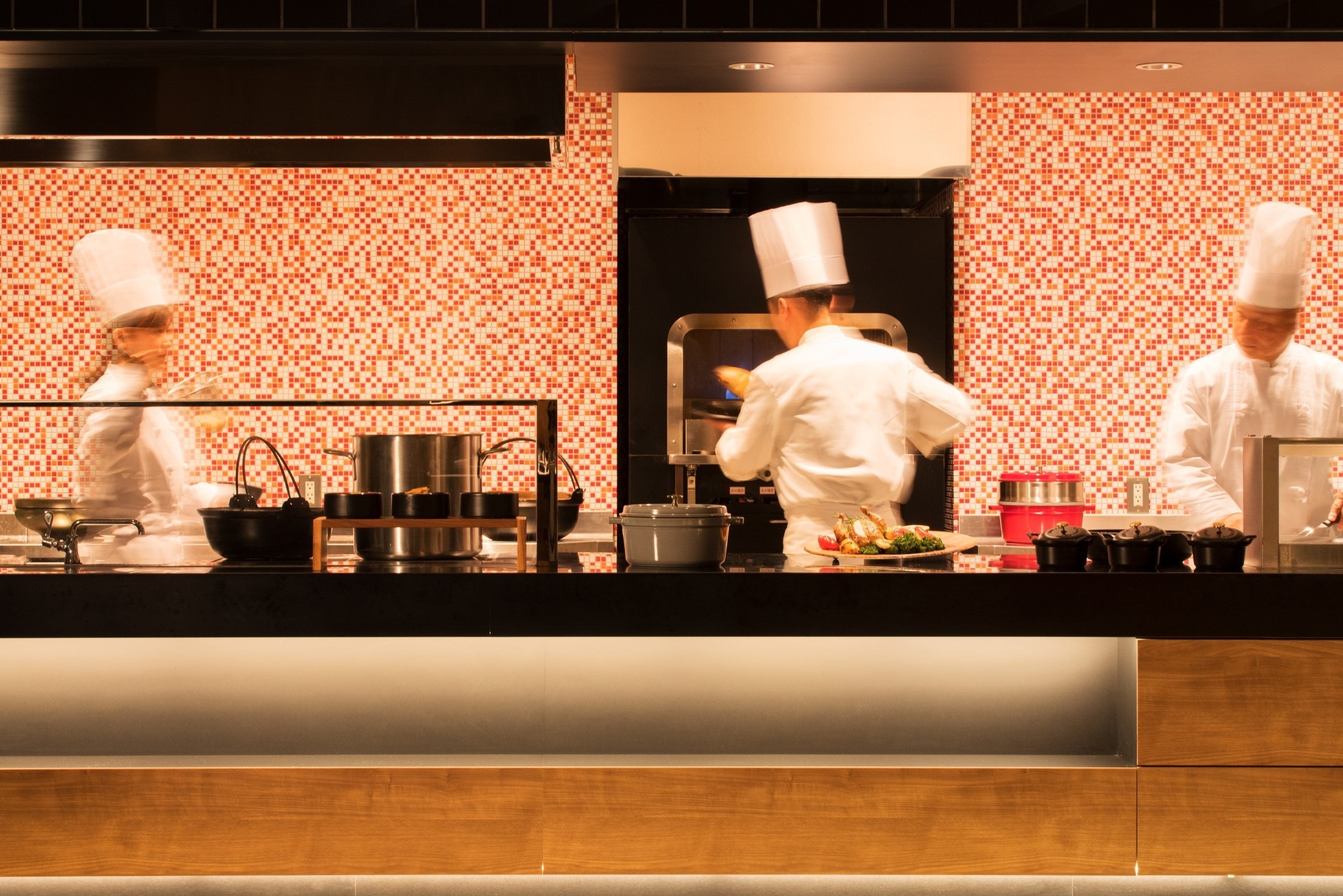 ライブキッチンのお食事を楽しめる「シズリングキッチン」