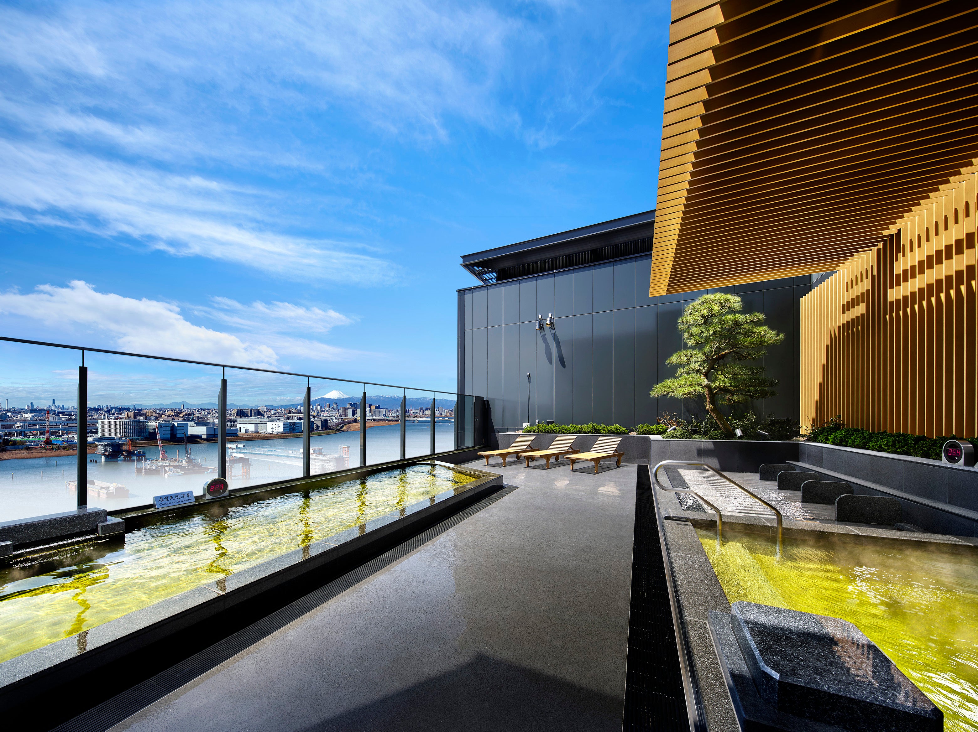 天然温泉 泉天空の湯 羽田空港　展望露天風呂