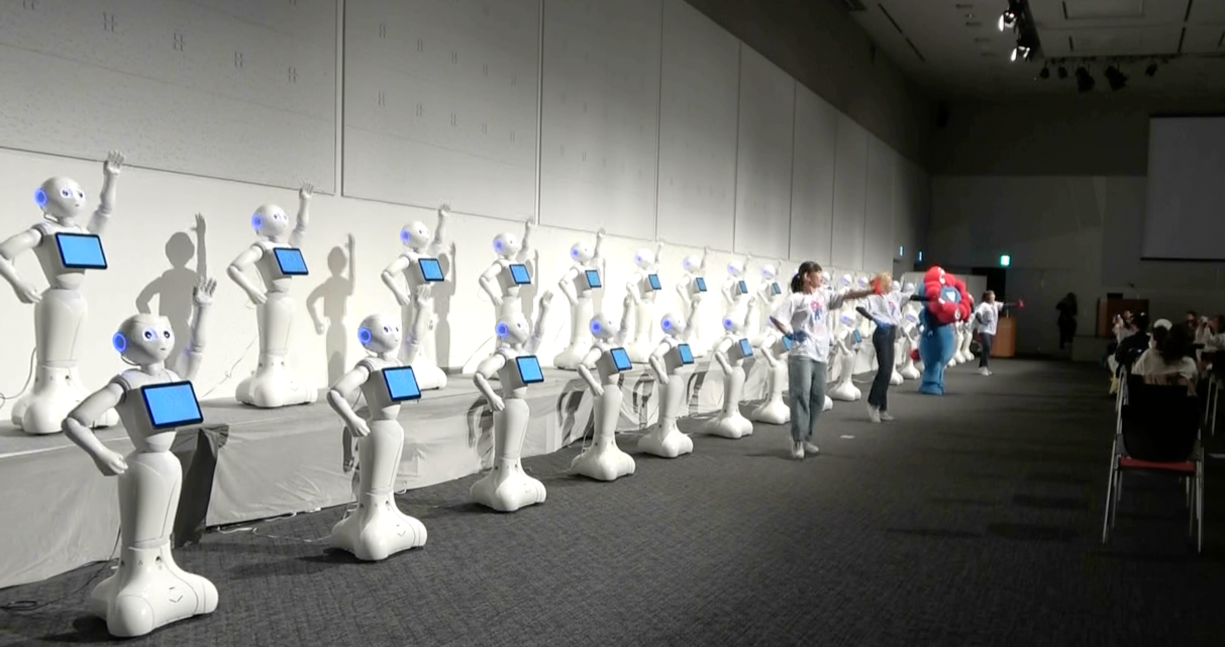 夢キタ万博でPepperが踊る様子