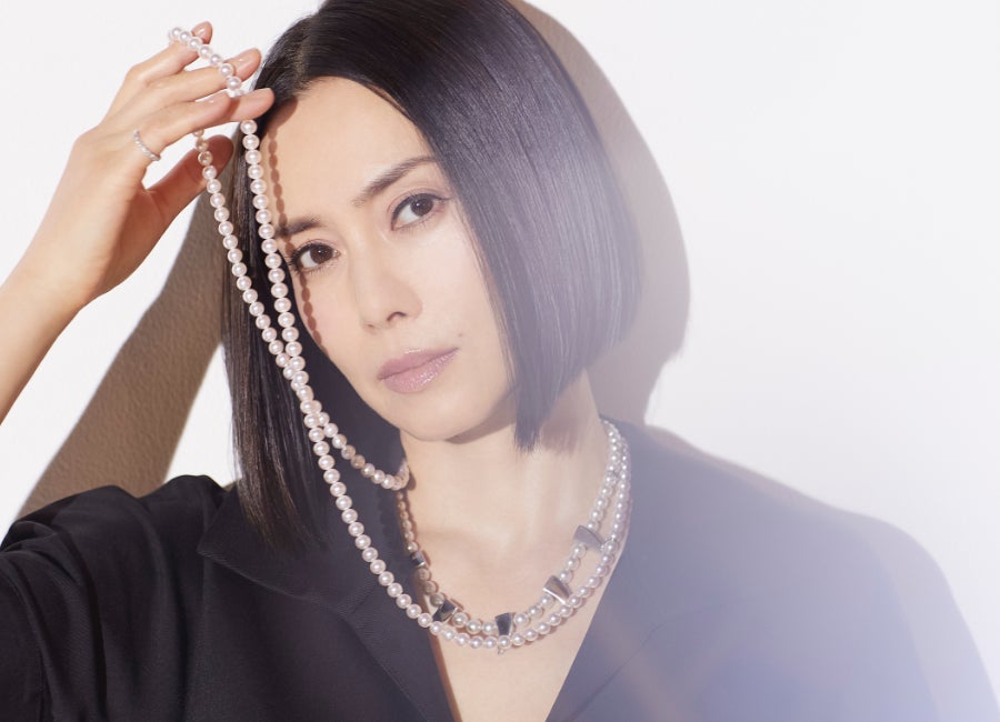 中谷美紀、パールジュエリーを纏い洗練された美しさで魅了!パールとの