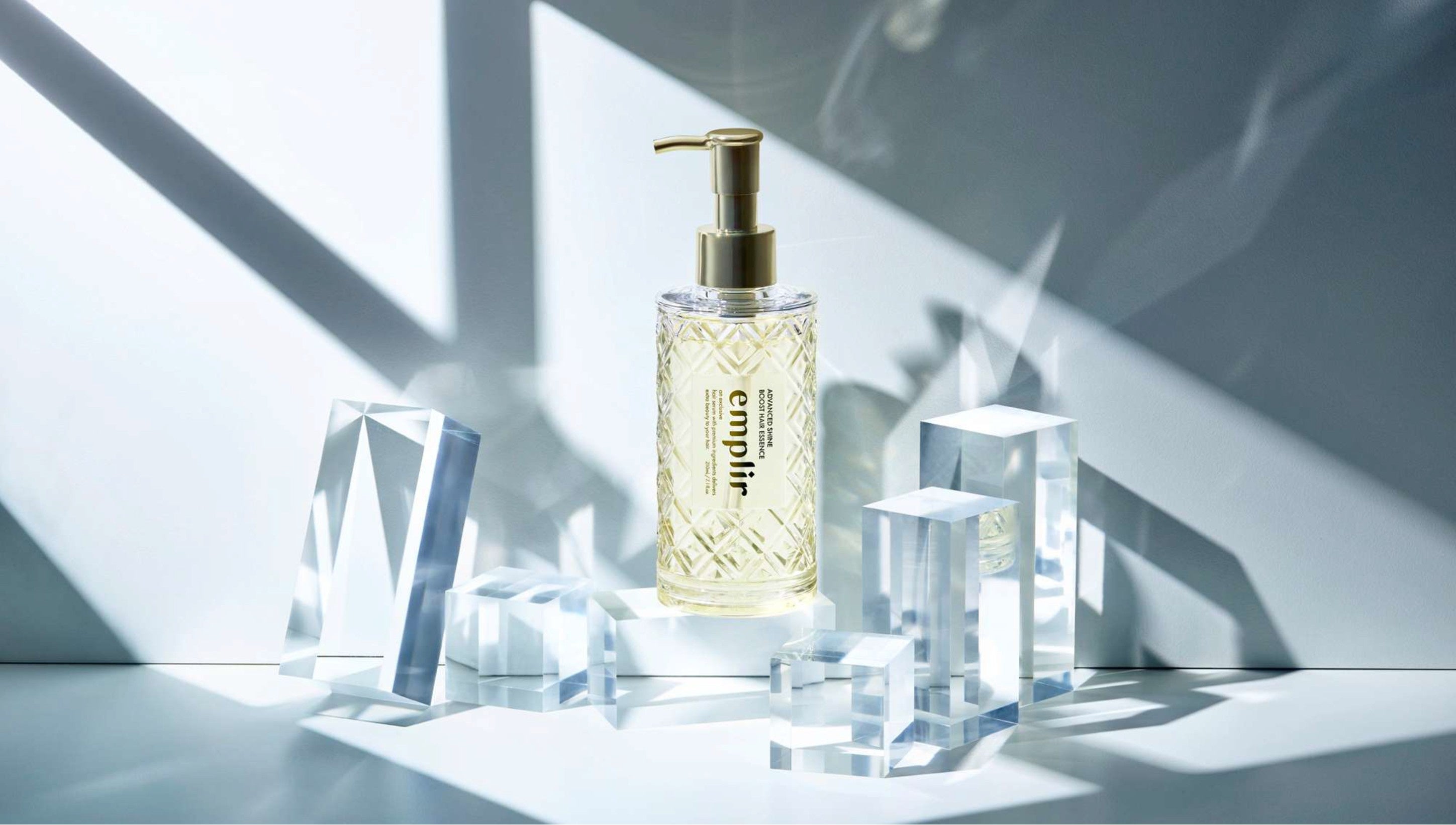 毎日ひと塗りでツヤを更新。うるおい持続シャンプー「アンプリール」からトリートメント前に使う髪の美容液「シャインブースト ヘアエッセンス」が登場