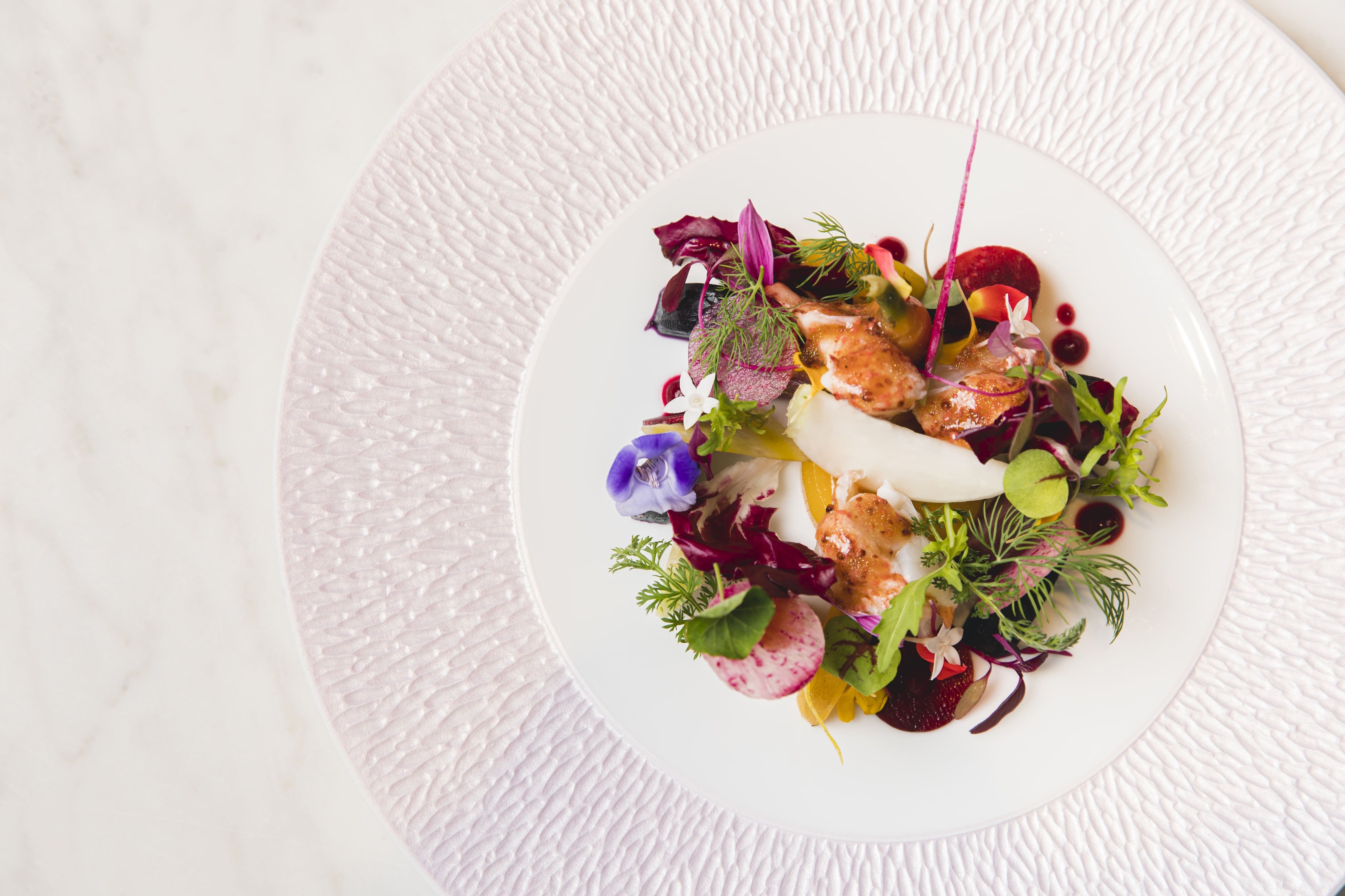 前菜「オマール海老と冬野菜の”デュオ”　フランボワーズのヴィネグレット」