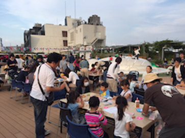 「エコマキ」2017年に開催した木の楽器づくりワークショップの様子（左：東急プラザ蒲田／右：あべのキューズモール）