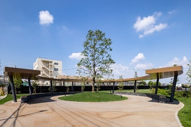 【Town Plaza】 大きな円形の庇があるベンチ