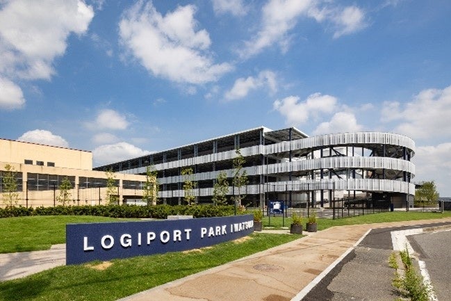 【Town Park】 大きな芝生のあるオープンスペース