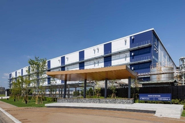 【Town Station】 線路をイメージした緑道とベンチ