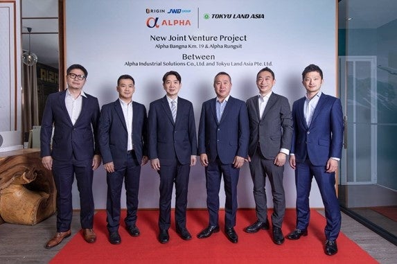 左から　アルファ社・タンジタプントクル ジェネラルマネージャー、アルファ社・パタンソムブーラナシンマネージングダイレクター、オリジン社・ピラポンジャルーンエクCEO、当社・池田秀竜 執行役員、当社・西田恵介執行役員、TLA・小島剛 マネージングダイレクター