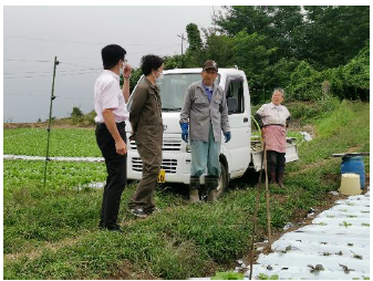 提携農家と堆肥の搬入について打合せの様子