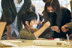 タイトル：TIEboard：Developing Kids Geometric Thinking through Tangible User Interface 出展者：KMD×Stanford