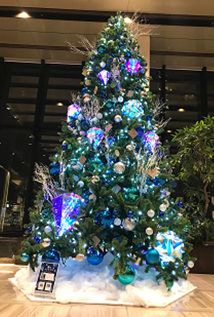 サンダルソールや海洋ごみをリサイクルした オーナメントで装飾