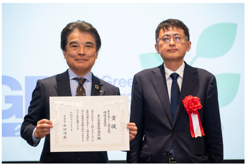 授賞式の様子（左、社長 岡田 正志）