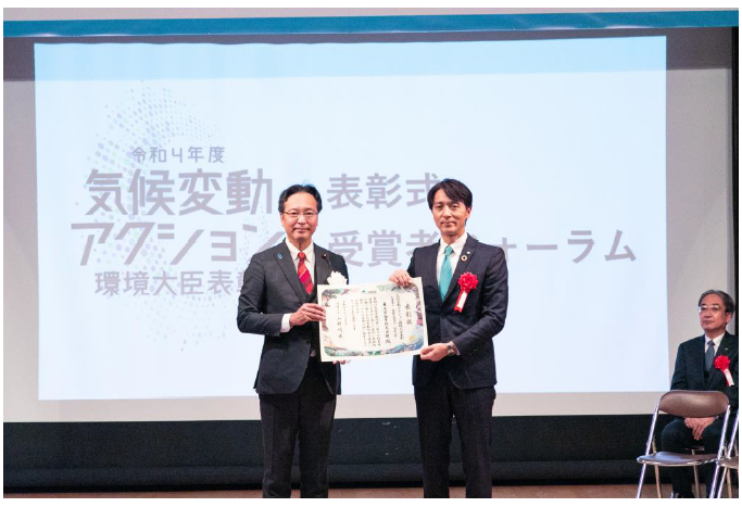 授賞式の様子（右、当社取締役 専務執行役員：池内敬）