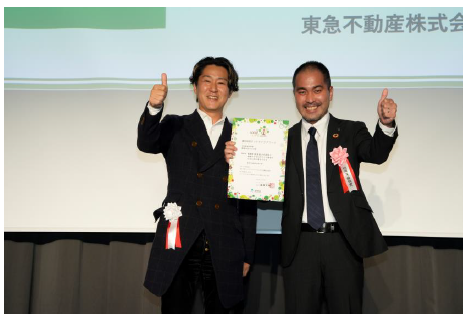 受賞式の様子（右、当社 戦略事業ユニットインフラ ・ インダストリー事業本部インフラ事業企画部事業 統括グループ・グループリーダー 青野 祥治）