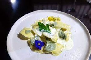 アグリツーリズムを体現する、地元⾷材イタリアン式 コース。(⾷事イメージ)