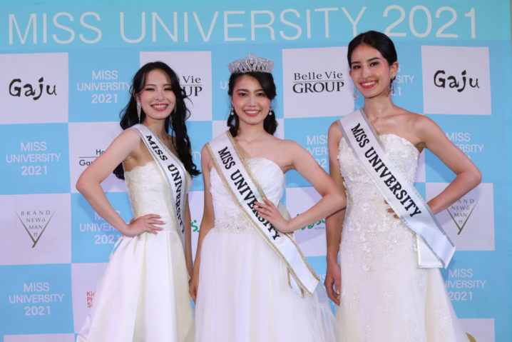 左　蒲山花礼（かばやまかれん）　右　長谷川 理奈（はせがわりな）　中央　吉田 三莉（よしだみり）