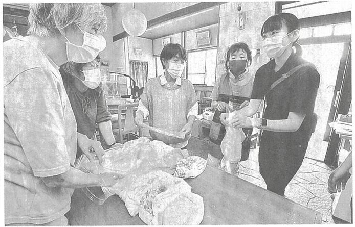 発送前に検品する菅原さんたち（右：菅原さん）