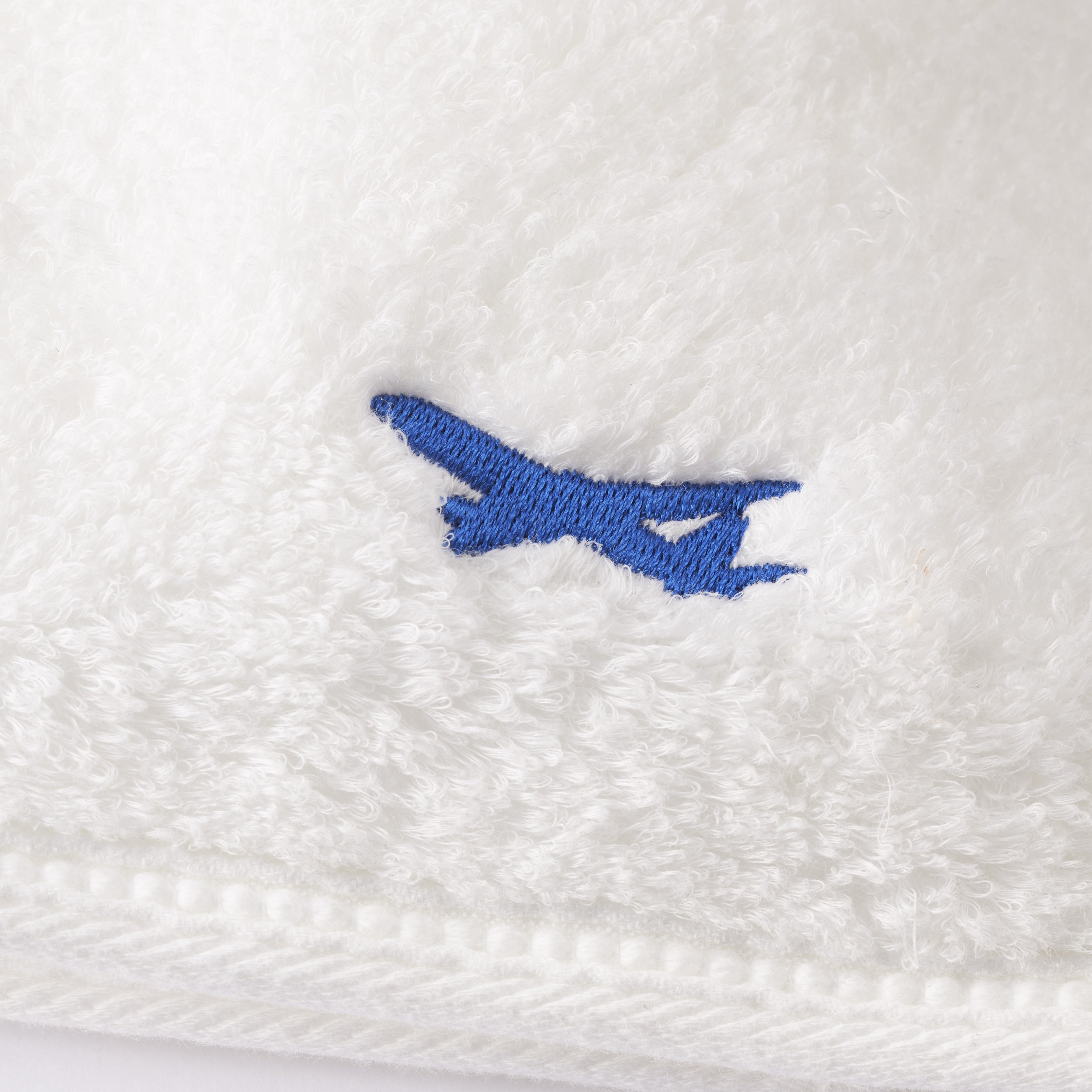 機影がデザインされたワンポイント刺しゅう入り