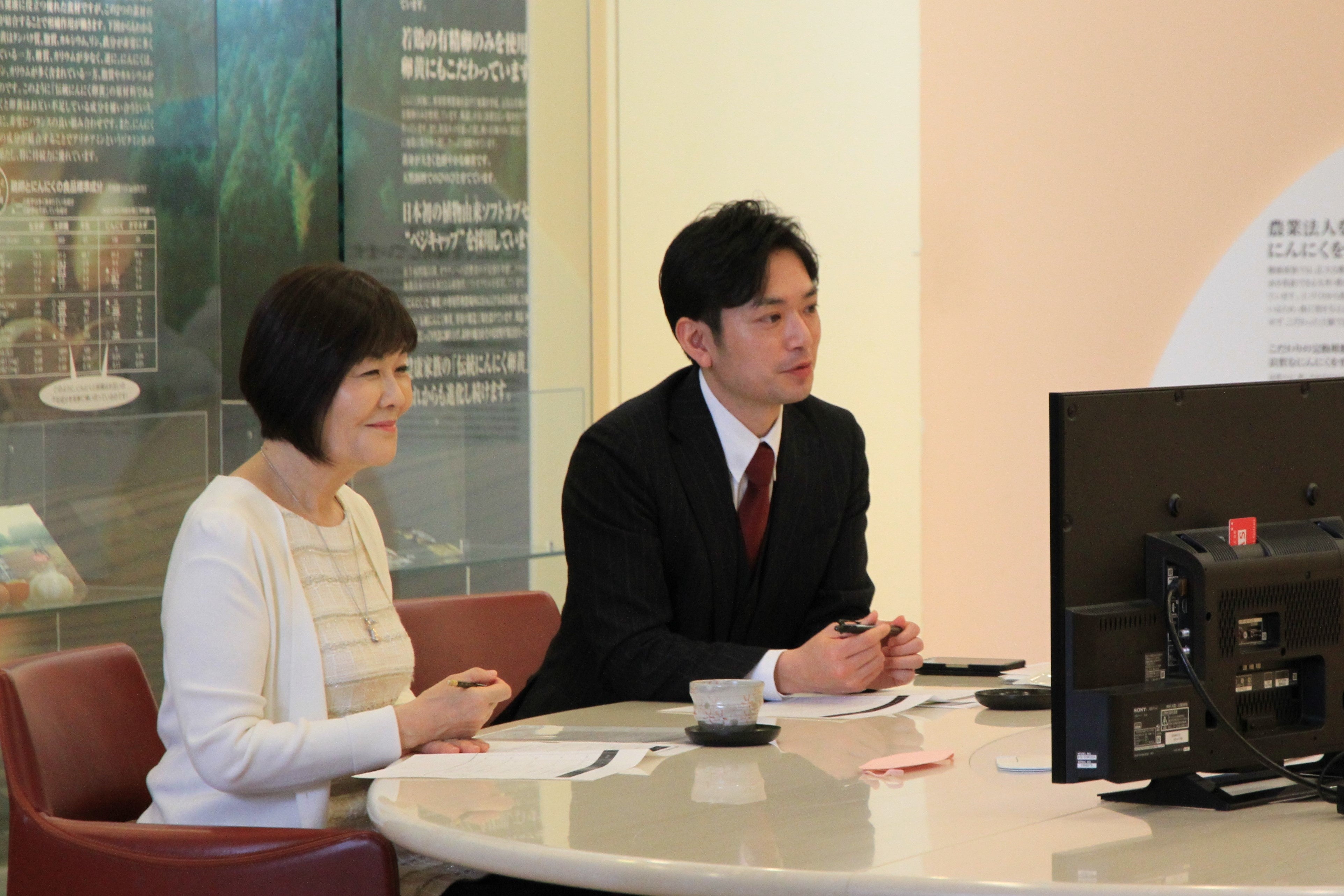 ▲鹿児島の健康家族本社から、ご愛用者様とオンラインで会話する藤社長（写真左）