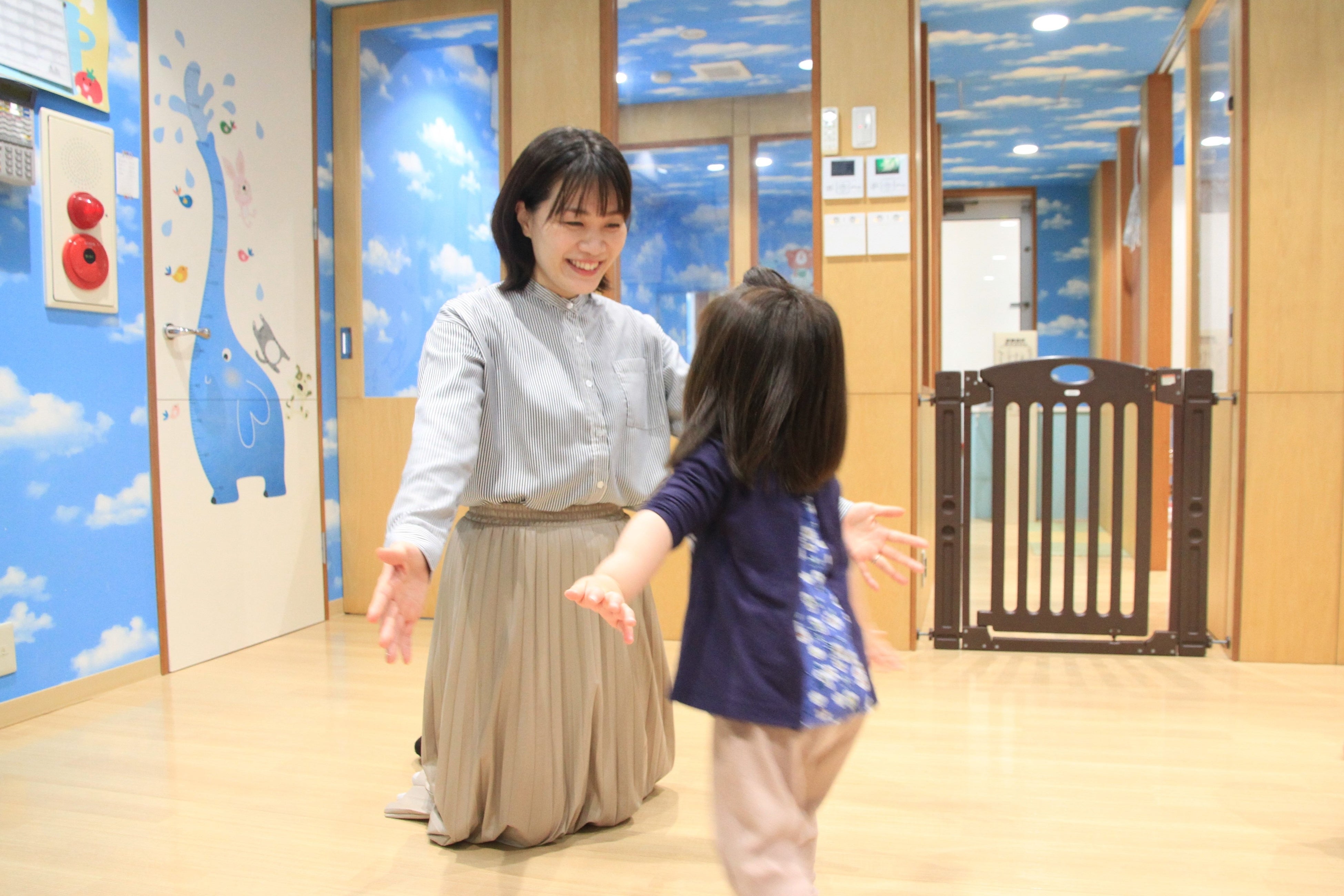 ▲健康家族の託児所を利用している女性スタッフ