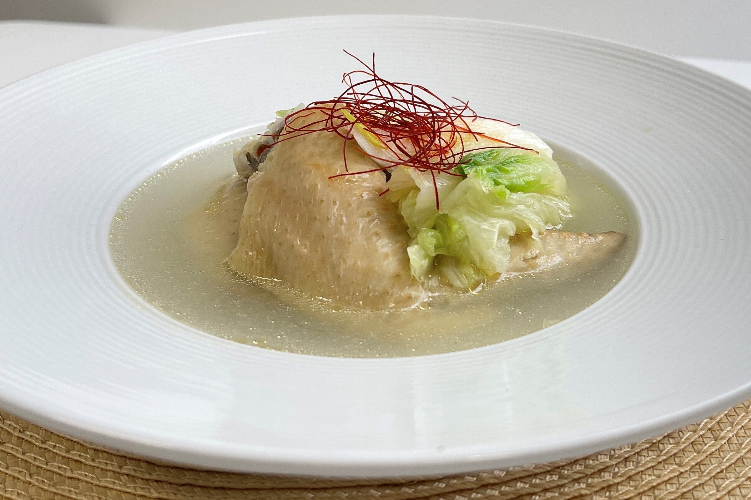 ▲試食されたお客様が考案した＜旨すぎにんにく塩＞を活用したサムゲタン風スープ