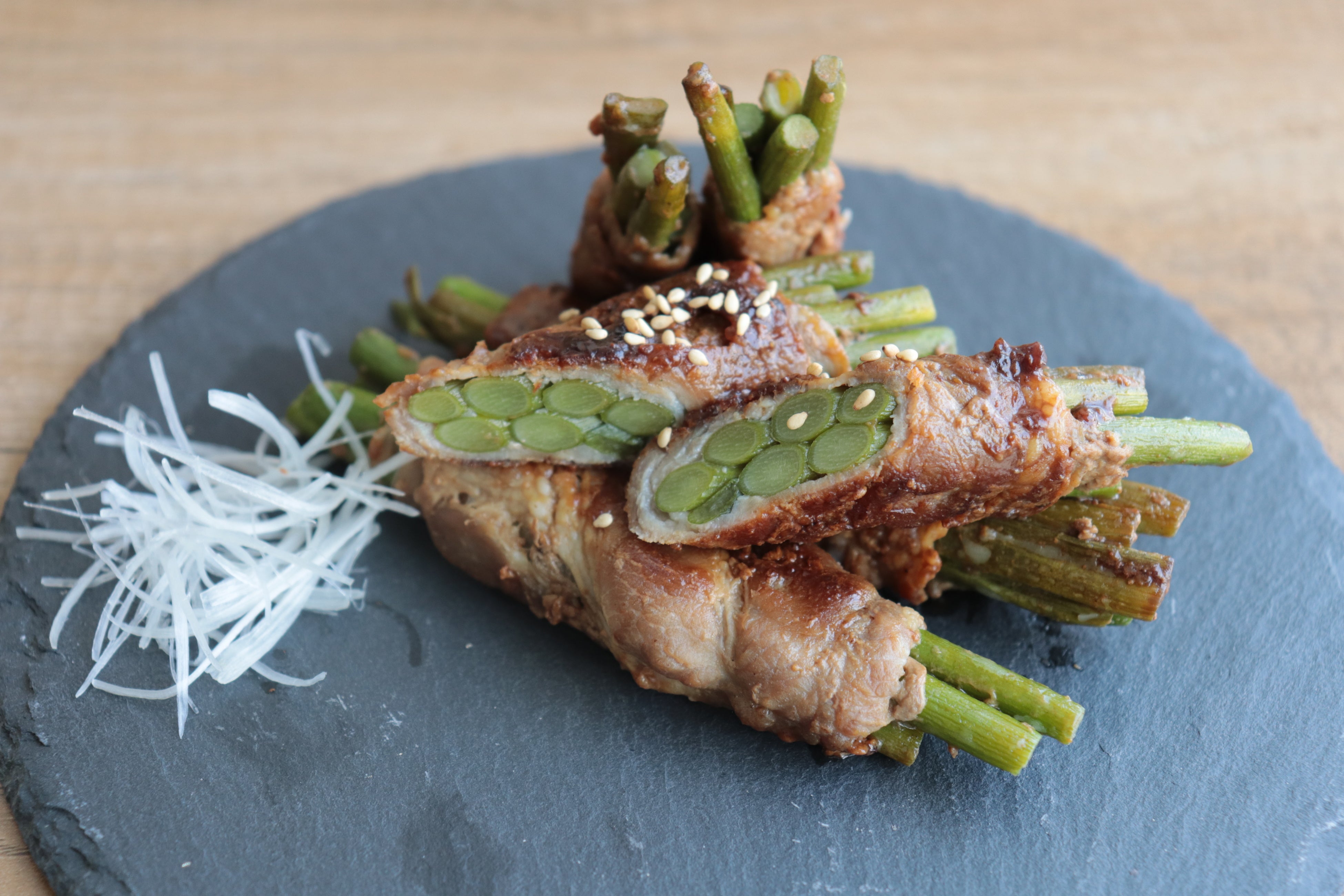 ▲有機にんにくの芽の肉巻き