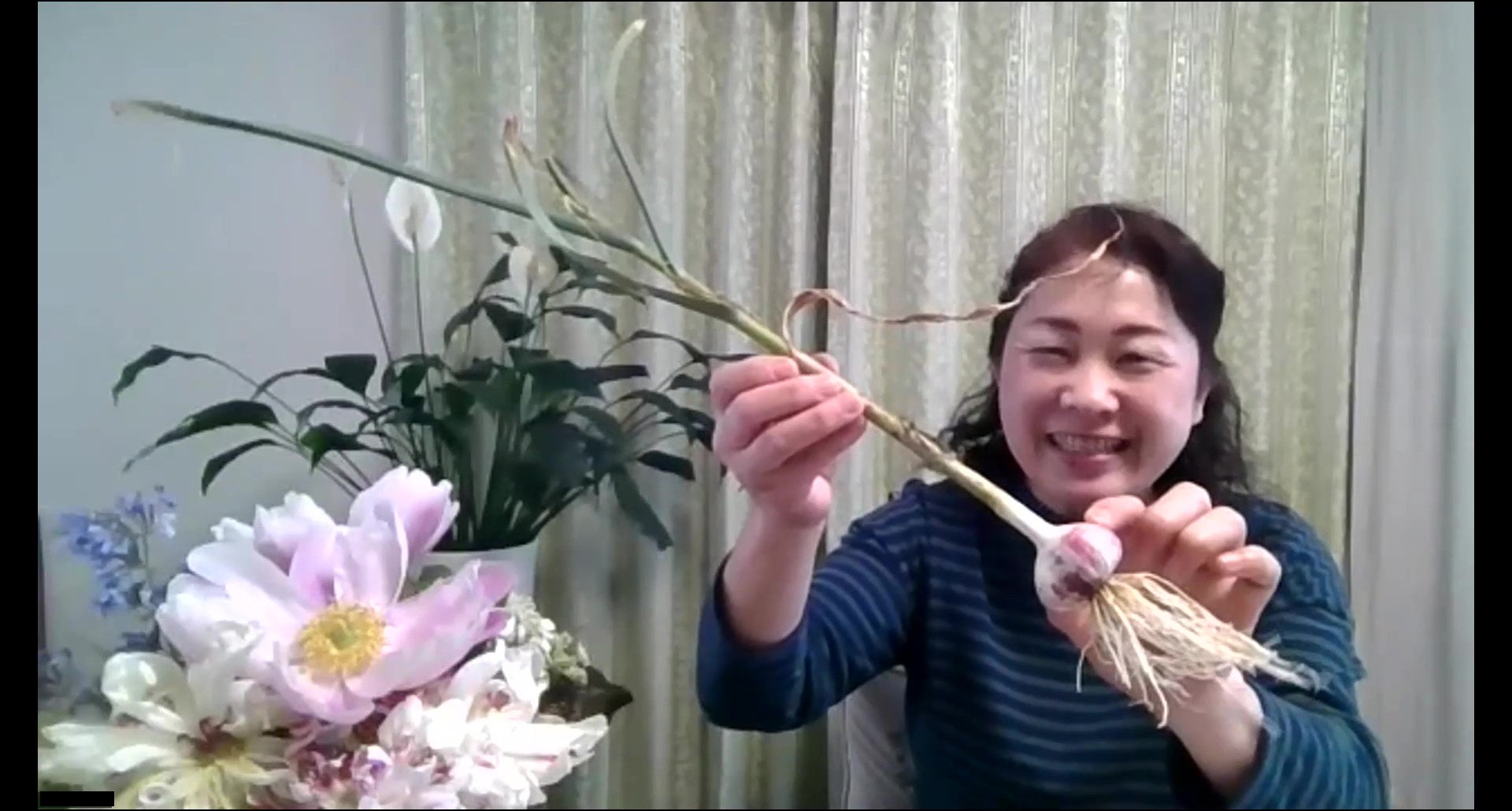 ▲参加者も自宅で収穫したにんにくを披露