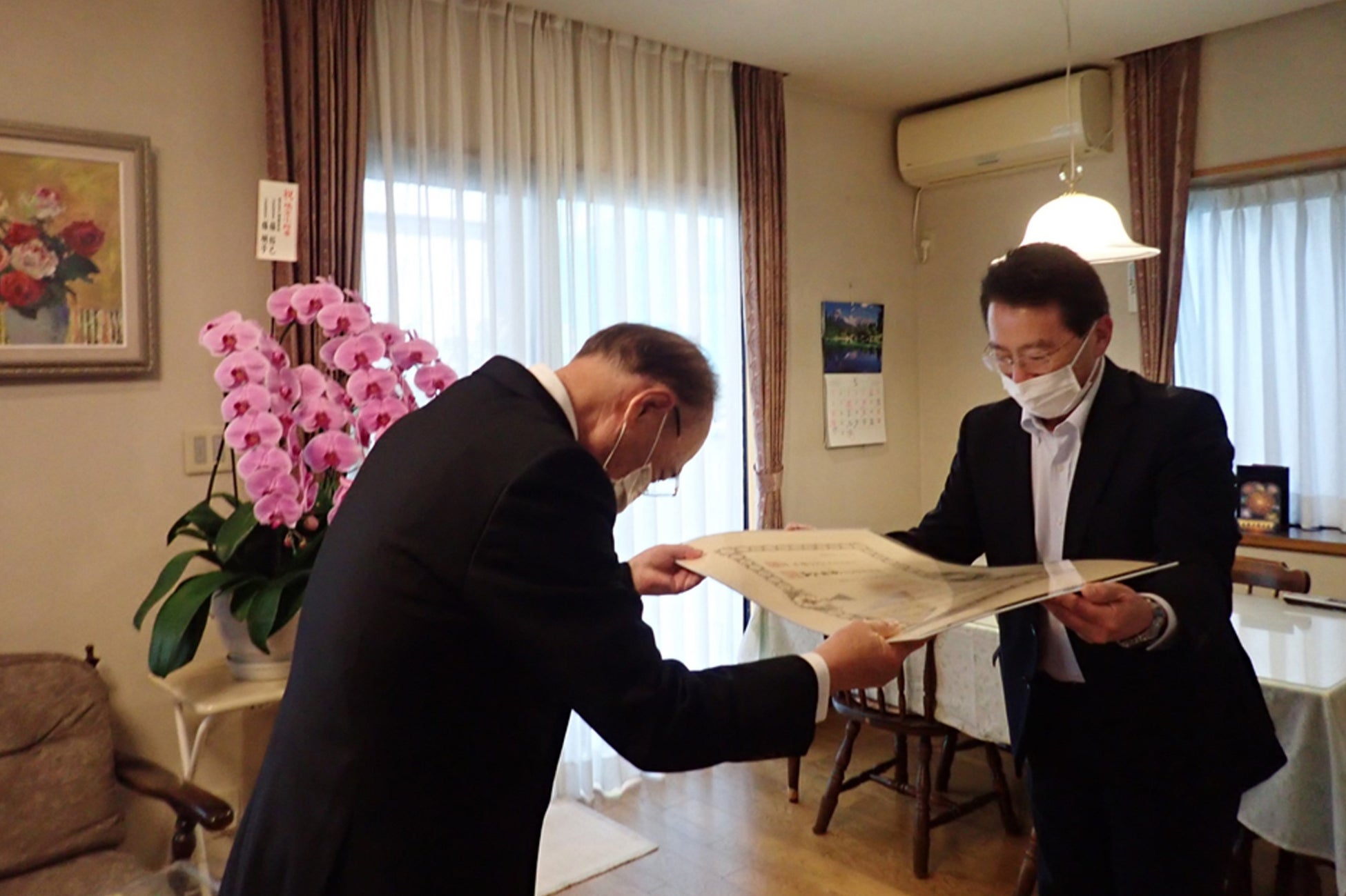 ▲「瑞宝小綬章」を授与される有賀氏(左)
