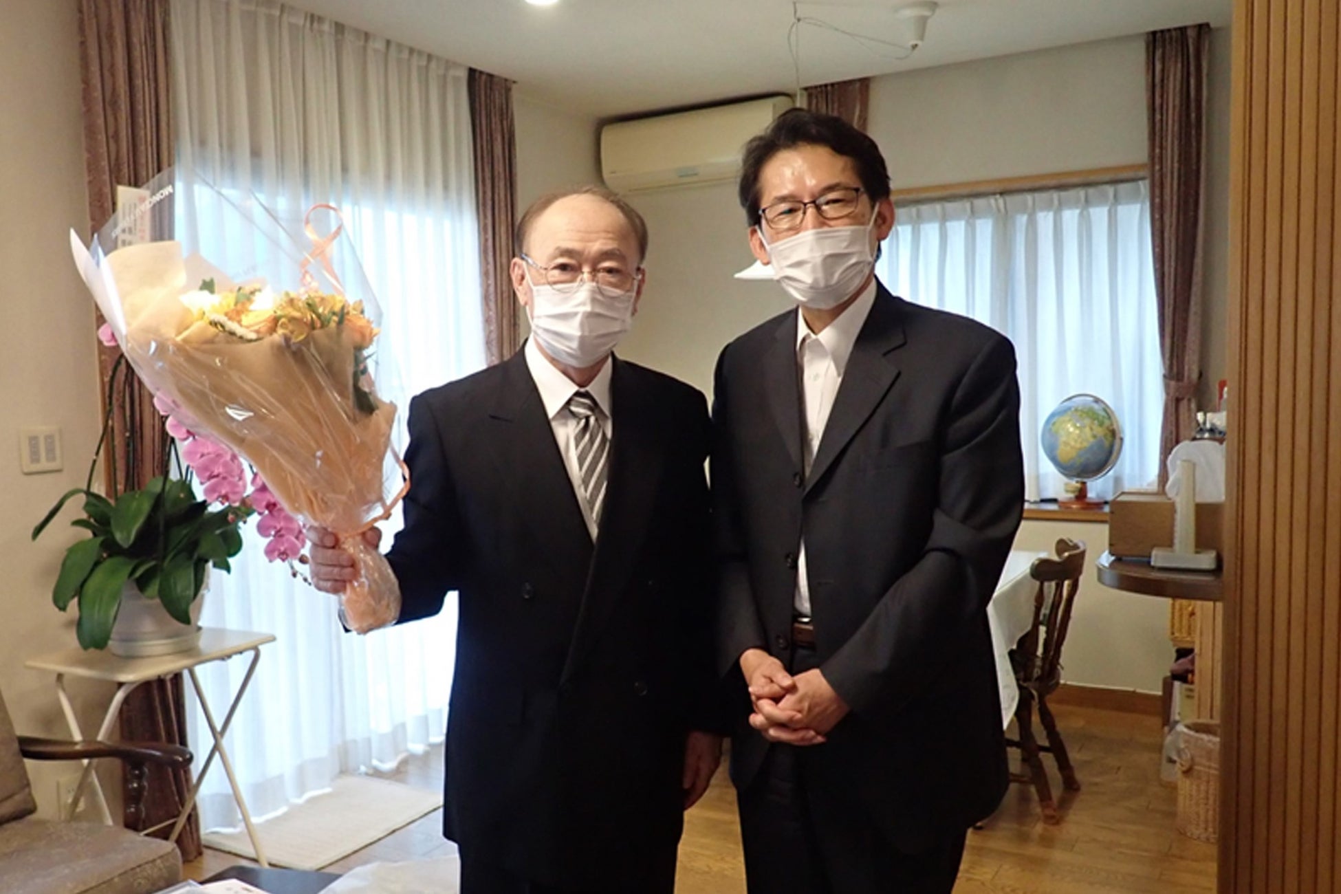 ▲「瑞宝小綬章」を受章した有賀豊彦氏 (左)。日大生物資源科学部の関教授(右)