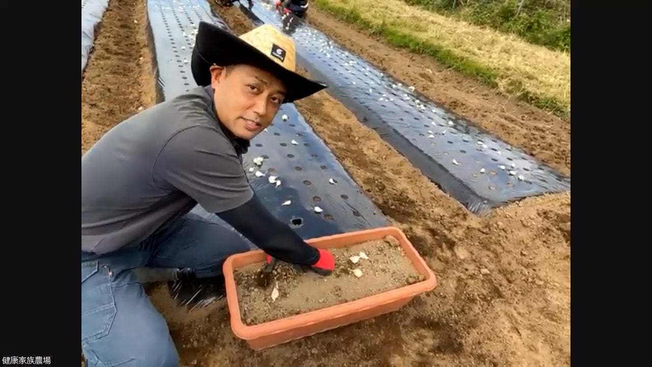 ▲宮崎県小林市の「本多荘輔の情熱にんにく畑」とオンラインで繋ぎながらにんにくを植え付け
