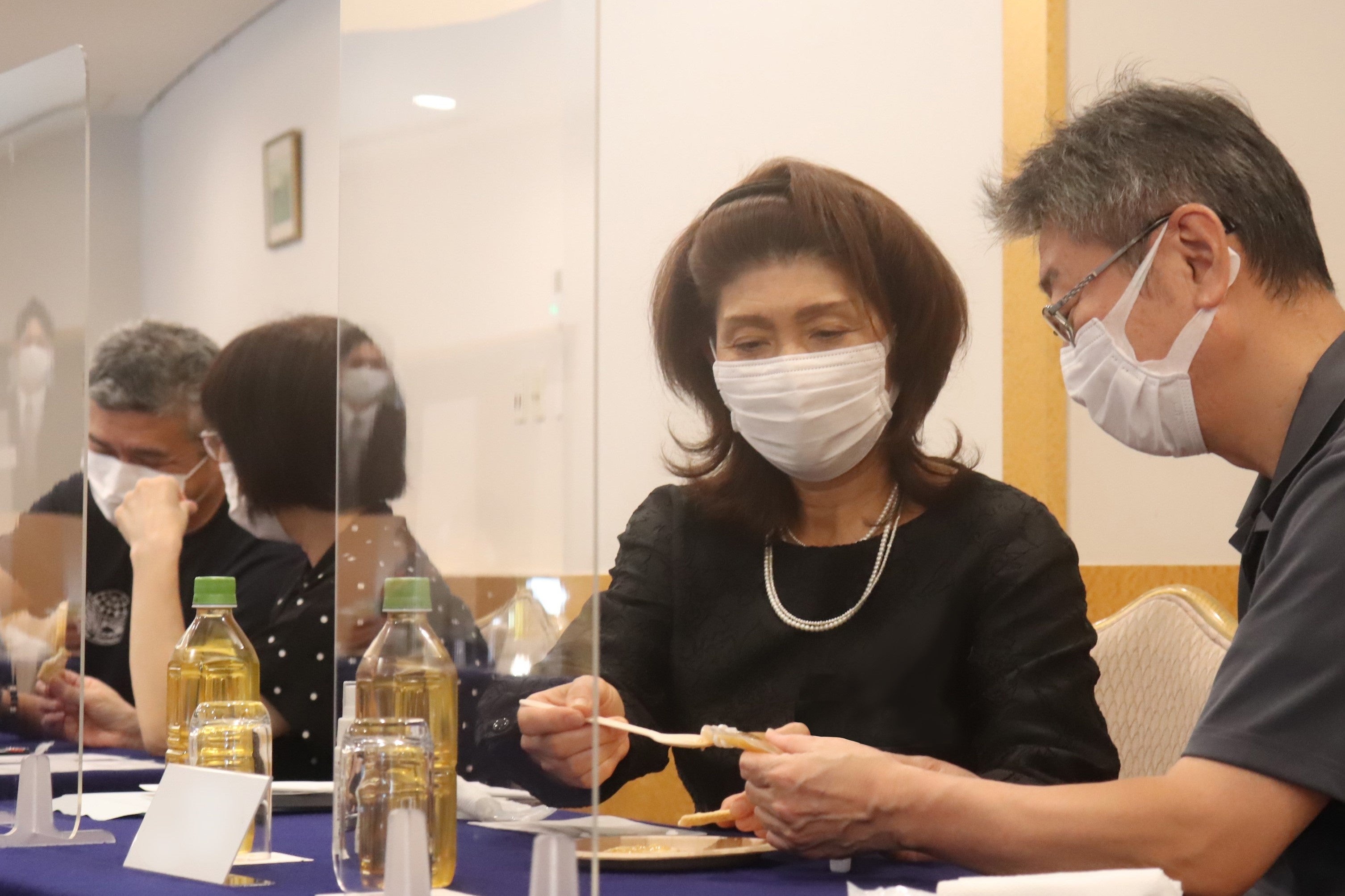 ▲開発中の新商品を試食する参加者