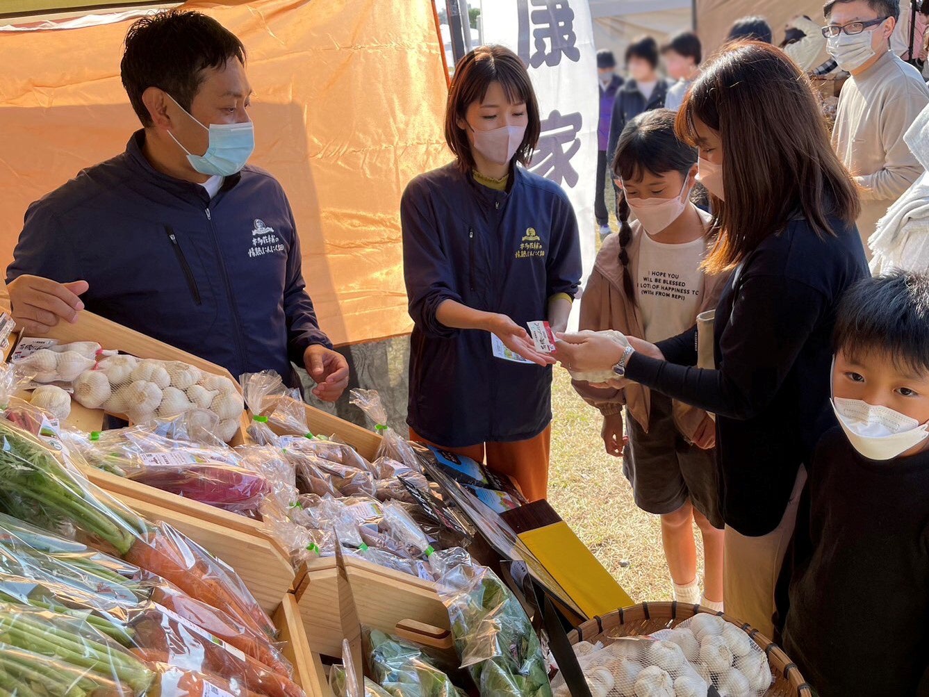 ▲有機栽培の「にんにく王」を目当てに来た来場者