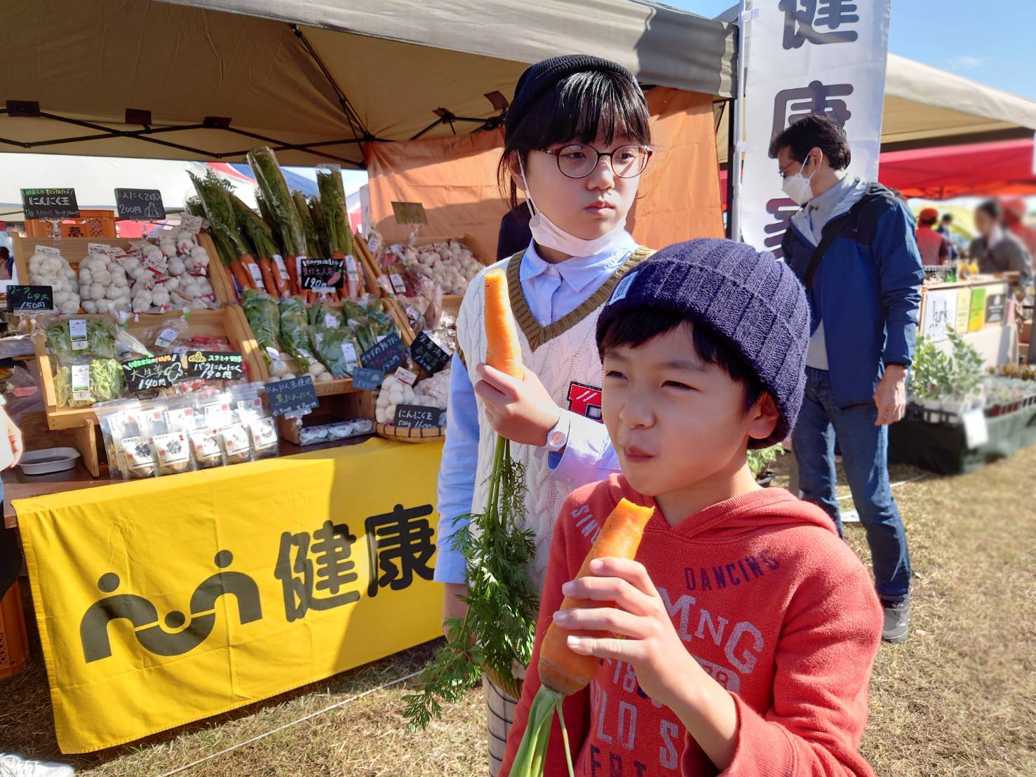▲新鮮な有機野菜に思わず丸かじり