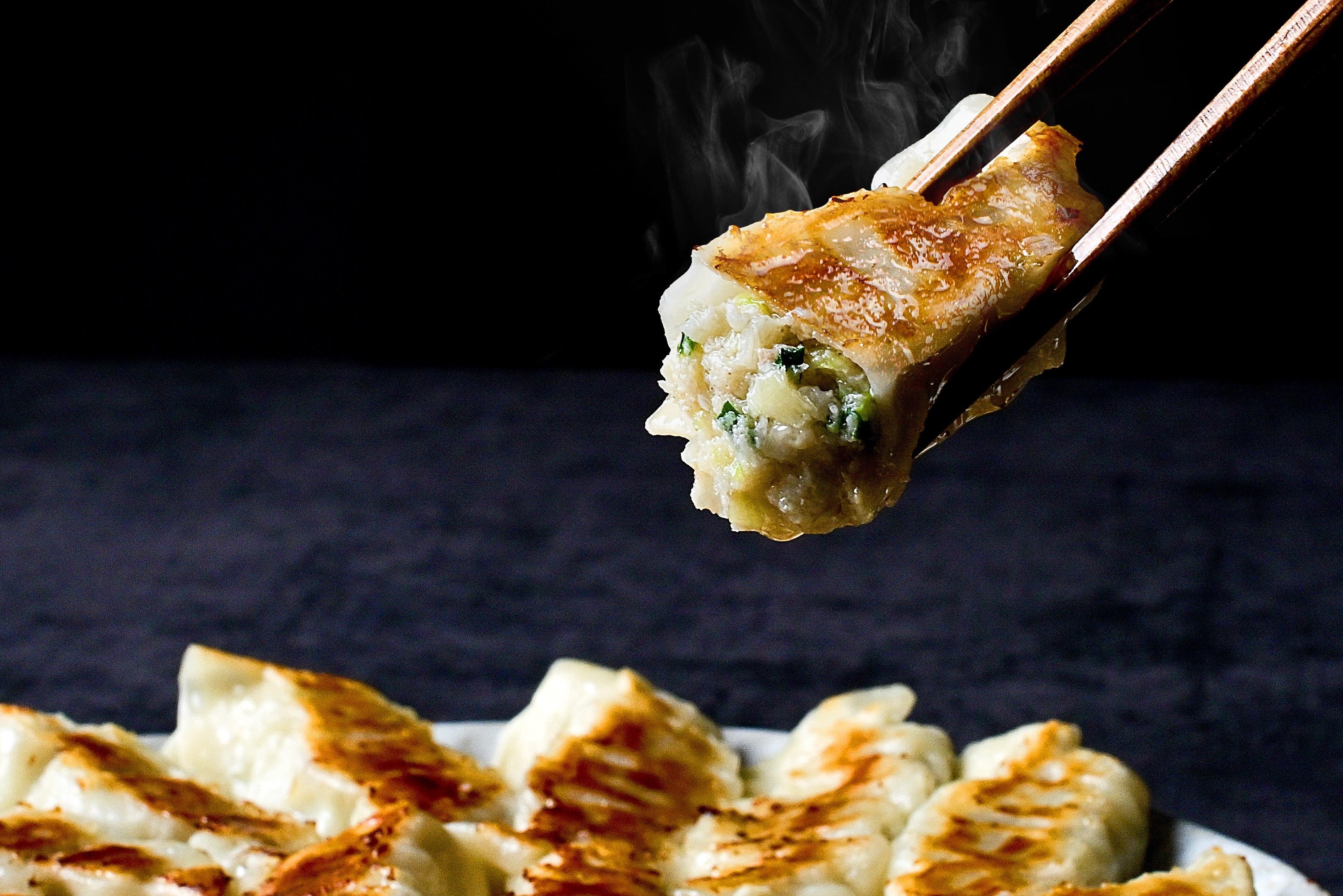 ▲有機「にんにく王」の風味と「鹿児島黒豚」のうまみがたまらない＜ガツンと！にんにく黒豚餃子＞