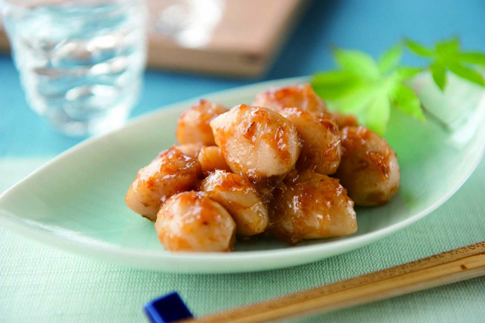 ▲にんにくの芳醇な香りと、甘酸っぱい梅肉がやみつきの<梅にんにく>