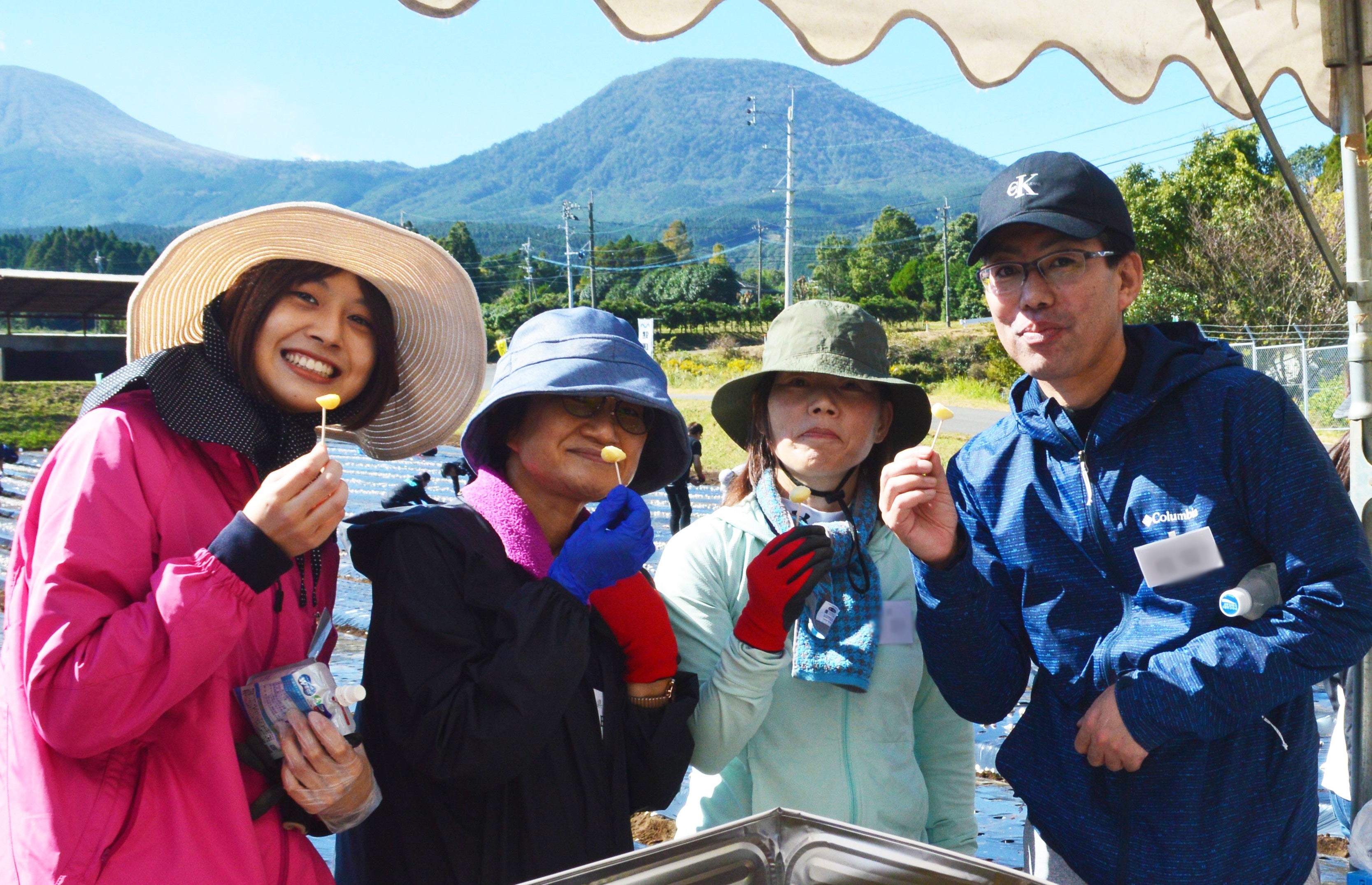 ▲有機「にんにく王」の素揚げも振る舞われ、その美味しさに笑顔が咲く