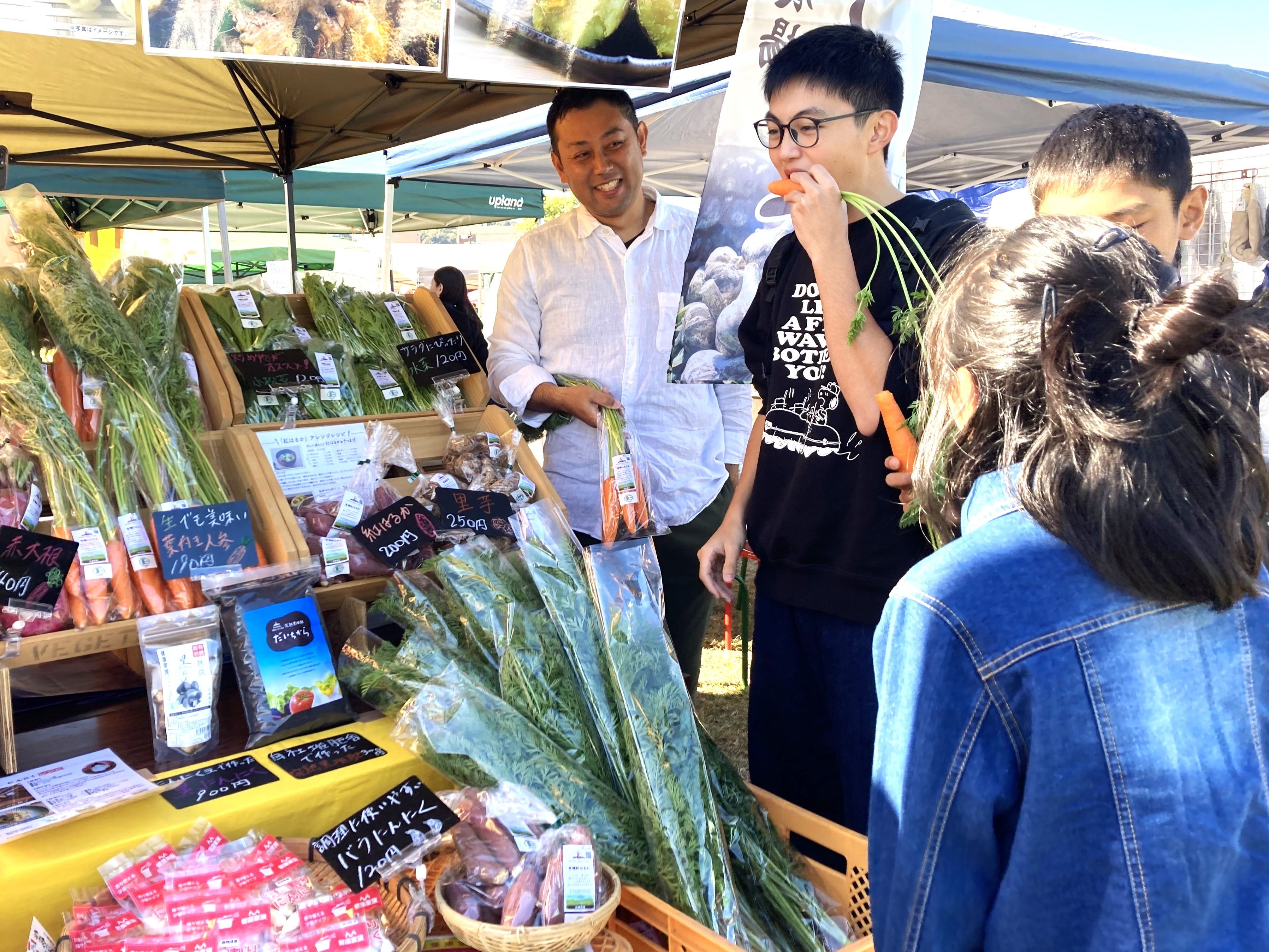 ▲新鮮な有機野菜に思わず丸かじりする来場者も